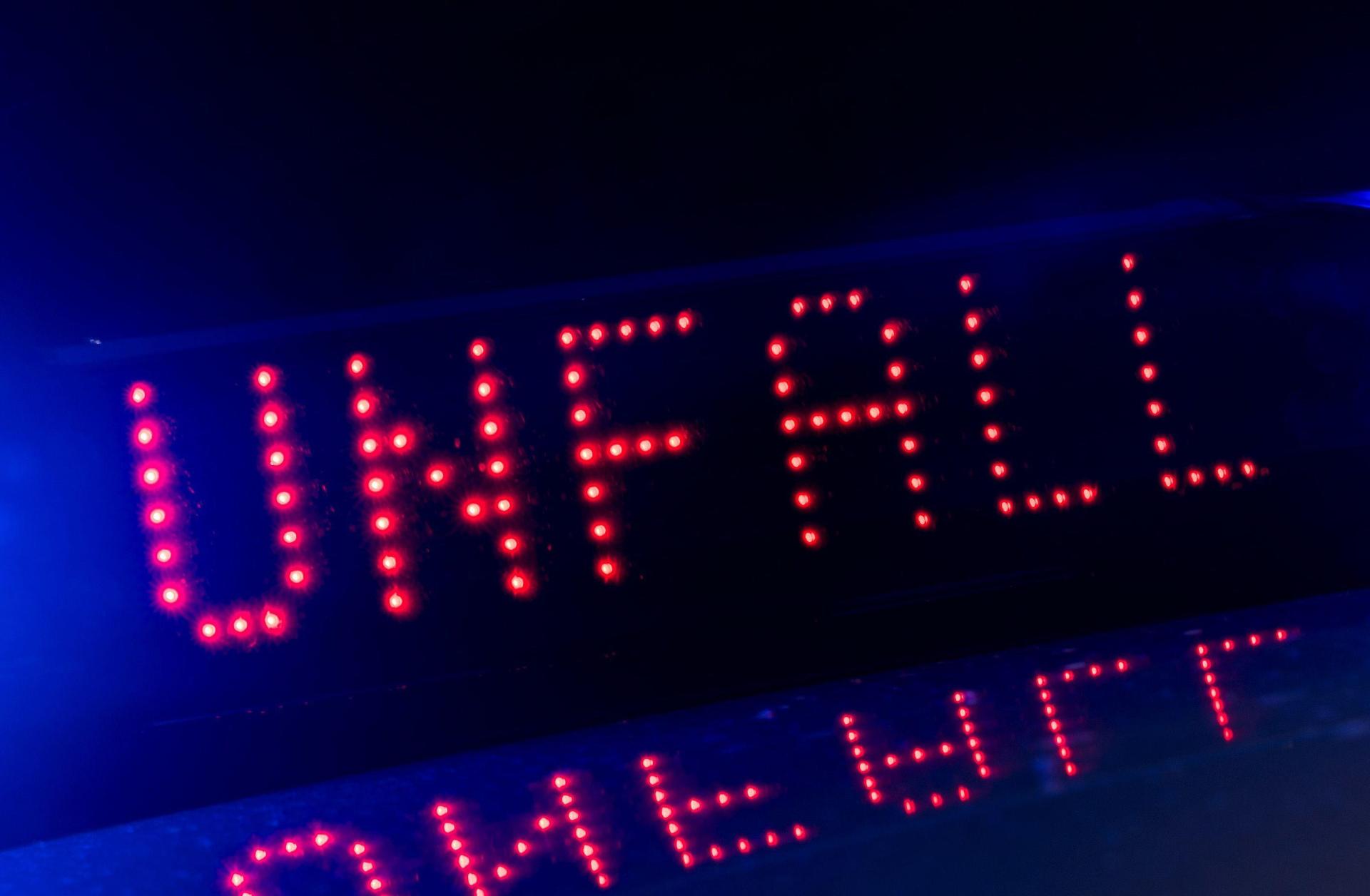 Zwischen Kastl und Ursensollen kam es am Freitag, 9. Juni, gegen 2 Uhr zu einem schweren Unfall.  (Symbolbild: Monika Skolimowska/dpa)