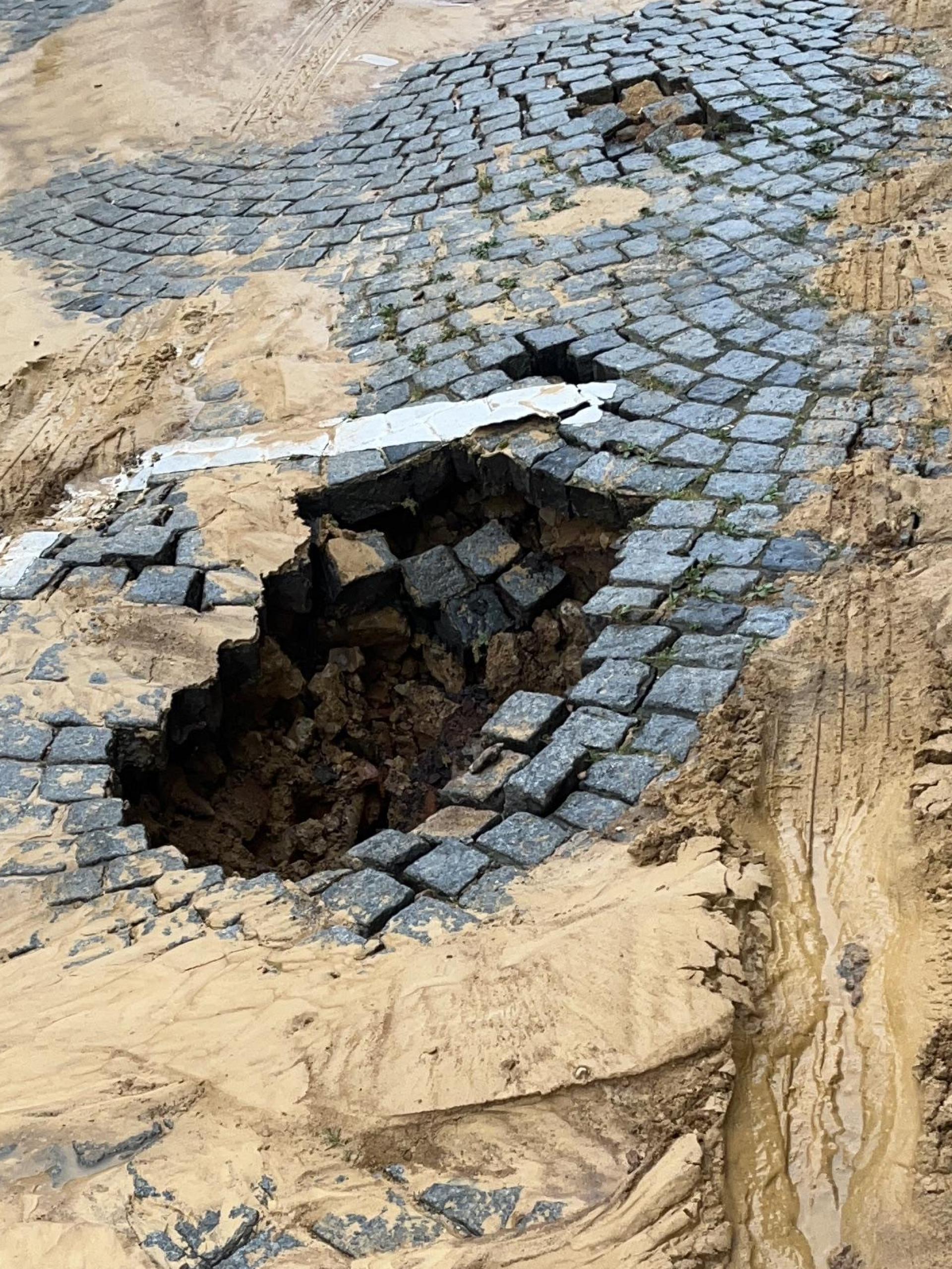Ein Wasserrohrbruch in der Frühlingsstraße in Sulzbach-Rosenberg hat am Samstag zu erheblichen Schäden geführt. (Bild: PI Sulzbach-Rosenberg)