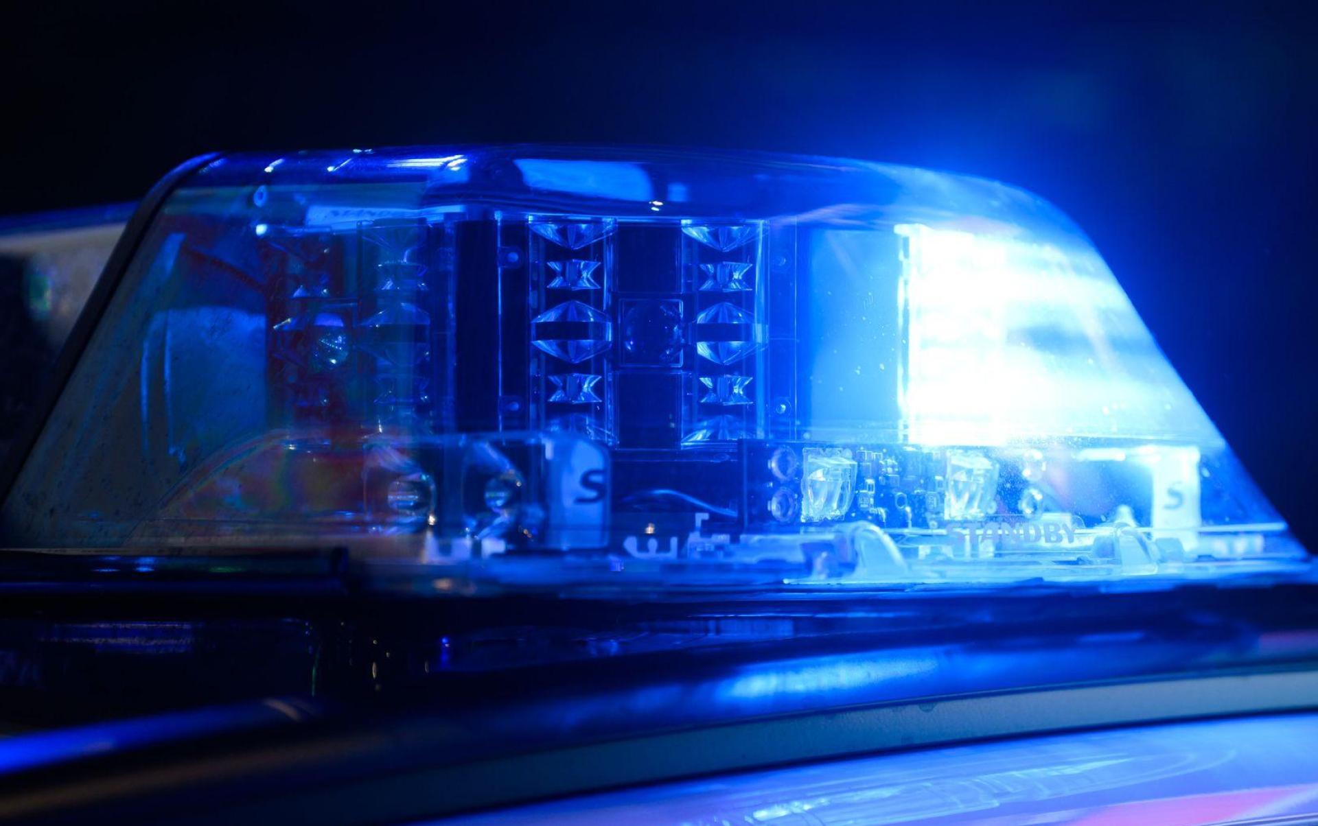 In Amberg wurden hochwertige Autoteile aus einem Container gestohlen. Die Polizei sichert Spuren. (Symbolbild: Julian Stratenschulte/dpa)