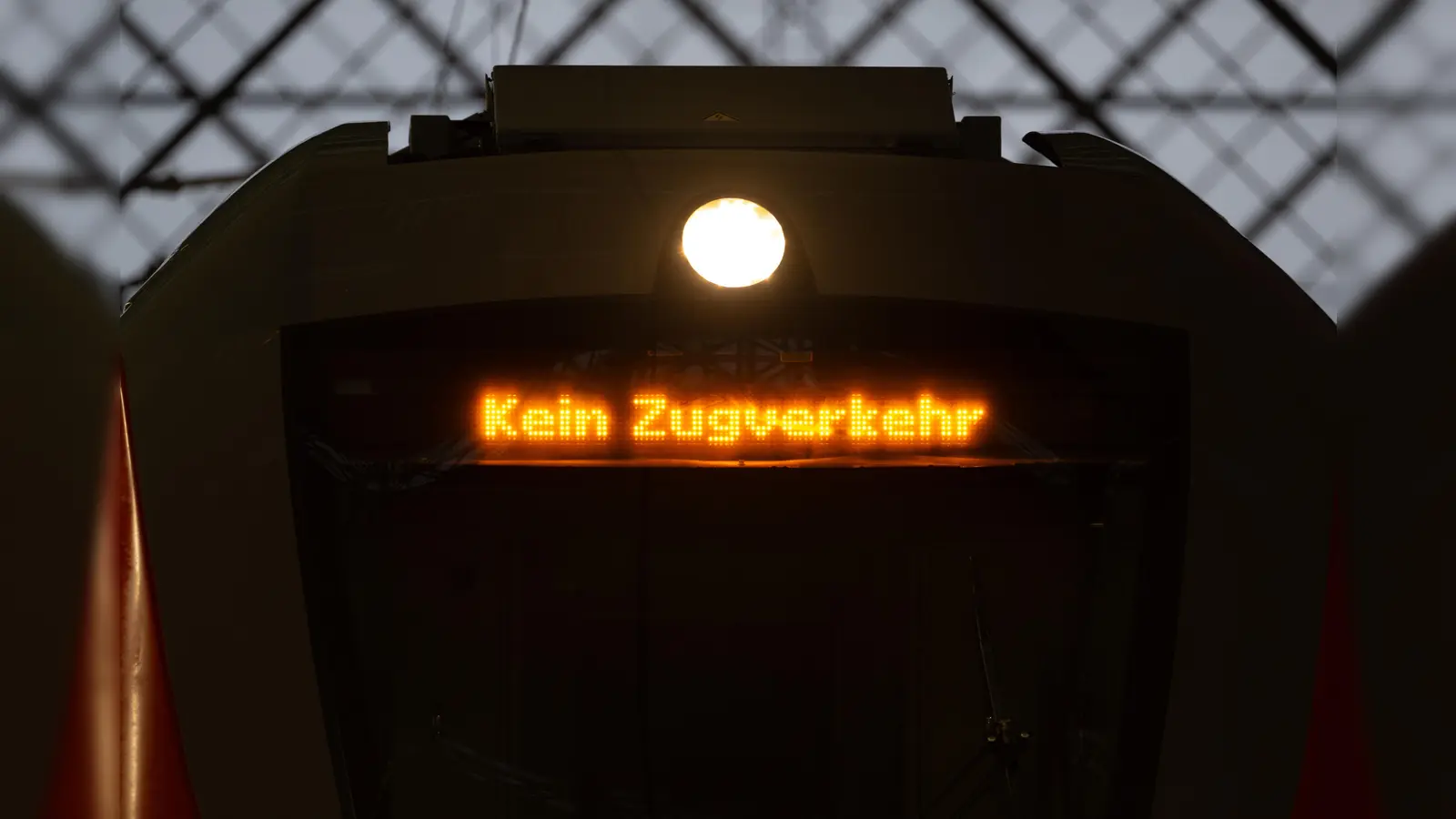 Ab Donnerstagmorgen drohen Zugausfälle wegen eines Streiks der Lokführer.  (Symbolbild: Robert Michael/dpa)