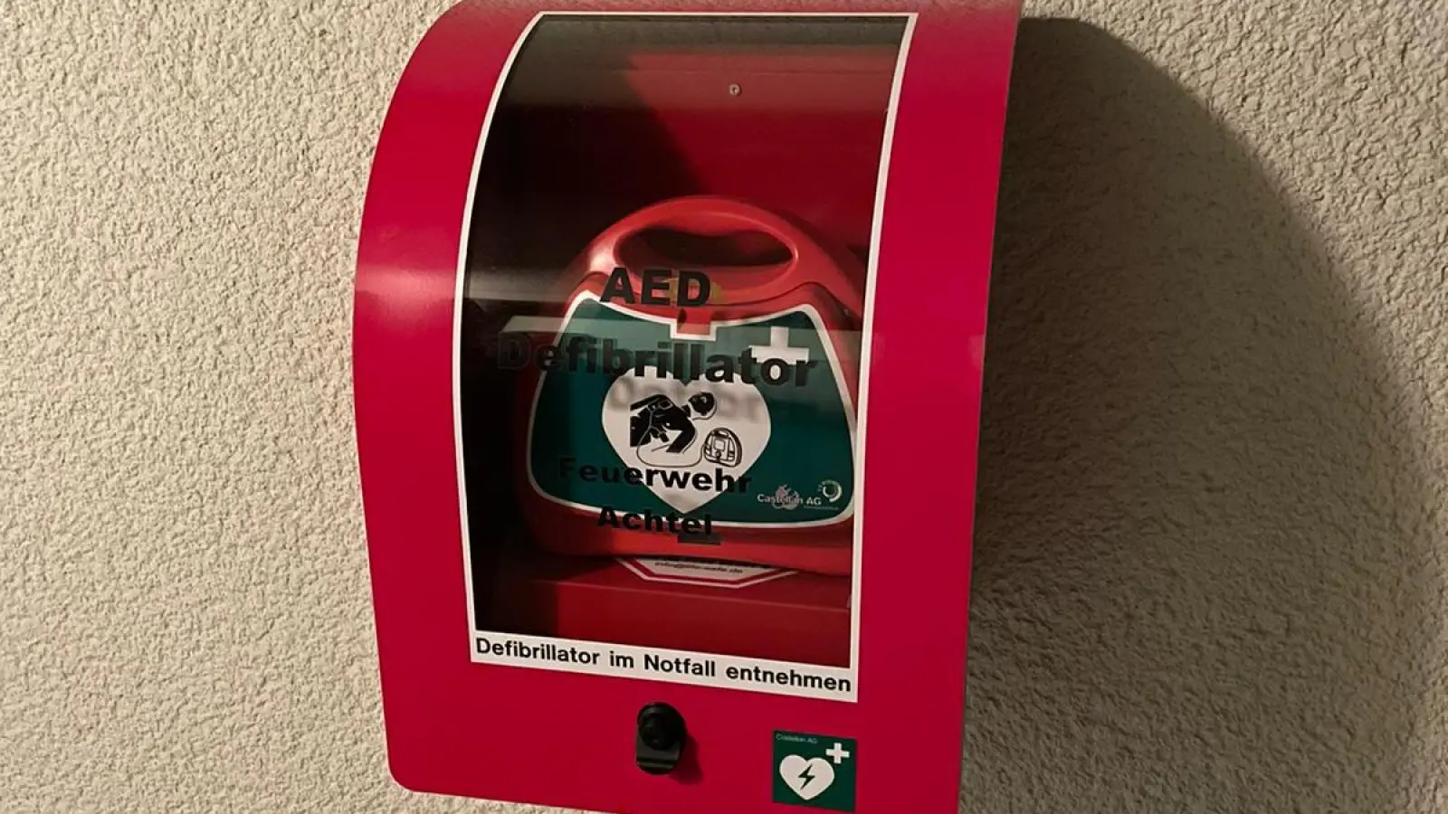 Der kürzlich gestohlene Vilsecker Defibrillator ist wieder da. (Symbolbild: lei)