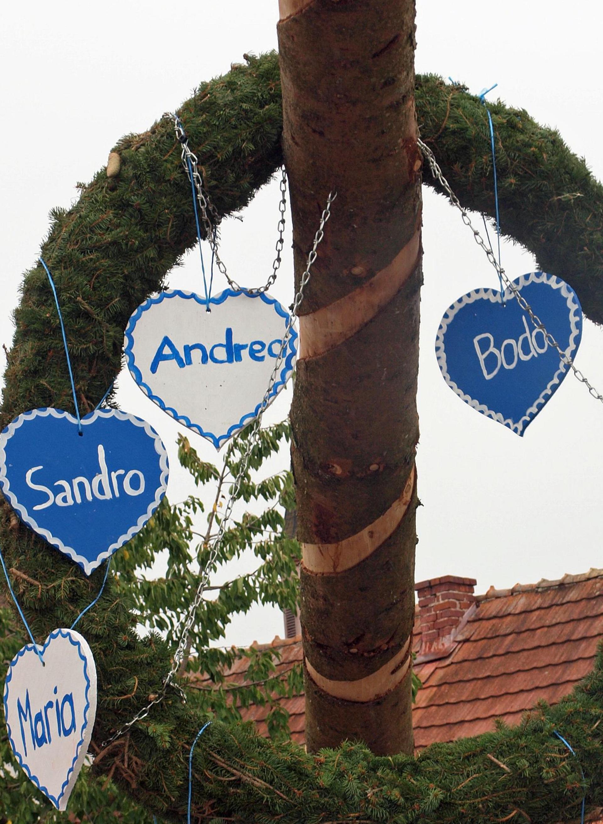 Einen Kirwabaum zierten Herzen mit den Namen der Kirwapaare. Utensilien wie diese könnten eines Tages auch in einem Museum landen.  (Archivbild: sön   )