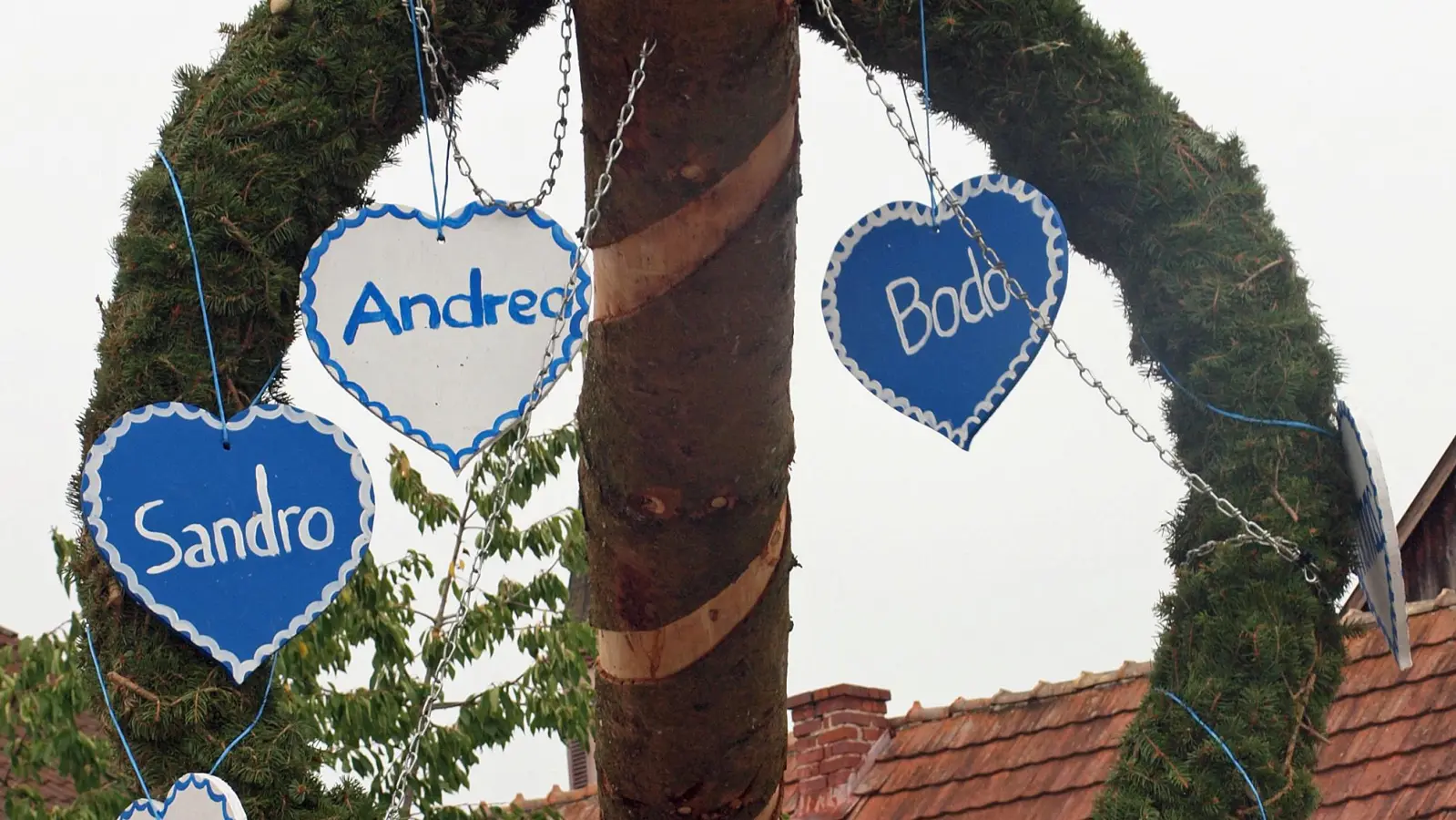 Einen Kirwabaum zierten Herzen mit den Namen der Kirwapaare. Utensilien wie diese könnten eines Tages auch in einem Museum landen.  (Archivbild: sön   )