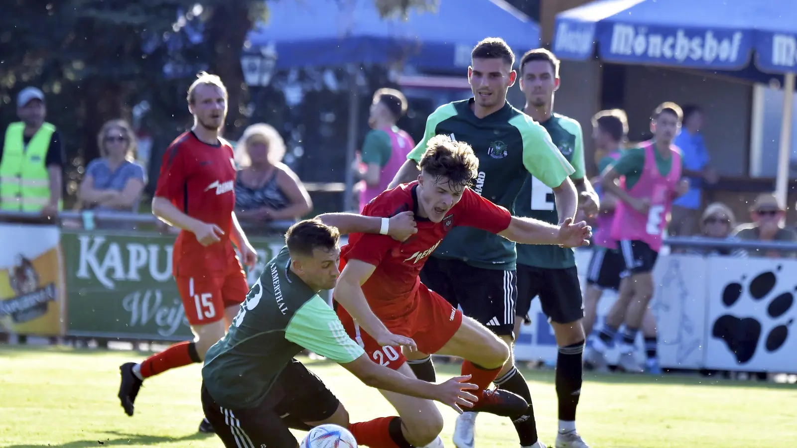 Alexander Moratz (Mitte) wechselt vom ASV Neumarkt zur DJK Gebenbach. (Archivbild: Hubert Ziegler)
