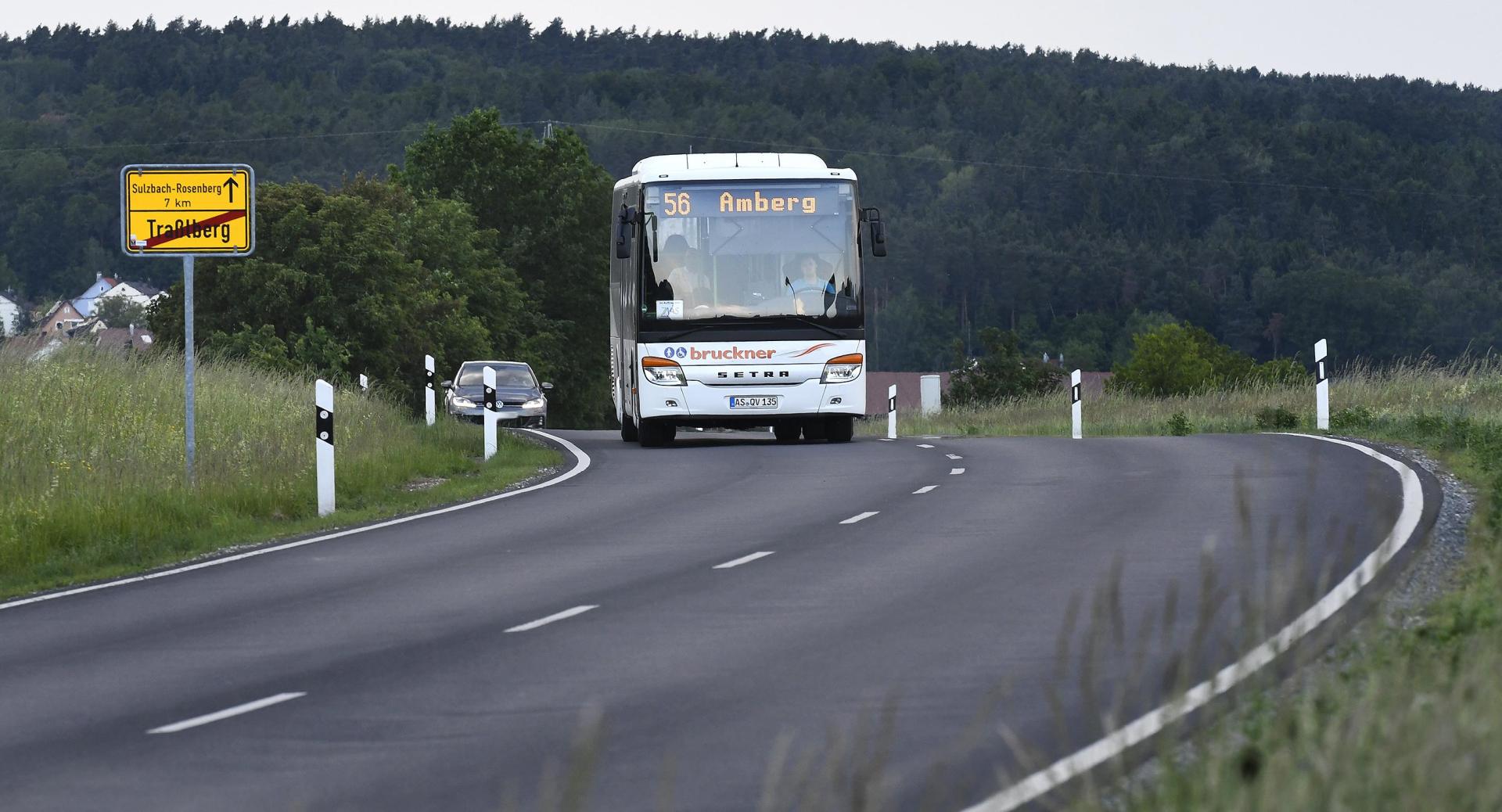 Im Landkreis Amberg-Sulzbach und Teilen der Stadt Amberg sind mehrere Buslinien von Straßensperren betroffen. Ganz konkret fallen einige Haltestellen weg.  (Archivbild: Petra Hartl)