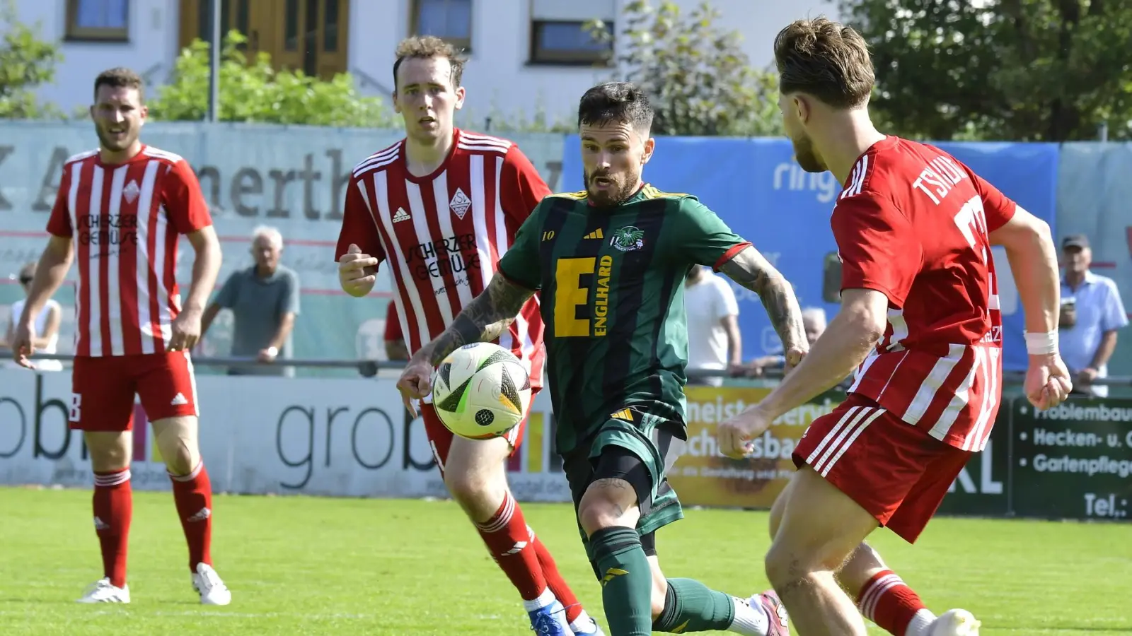 Von Gegnern zu Teamkollegen: Marco Wiedmann (in Grün) wechselt zur neuen Saison als Spielertrainer zum TSV Buch. (Bild: Hubert Ziegler)