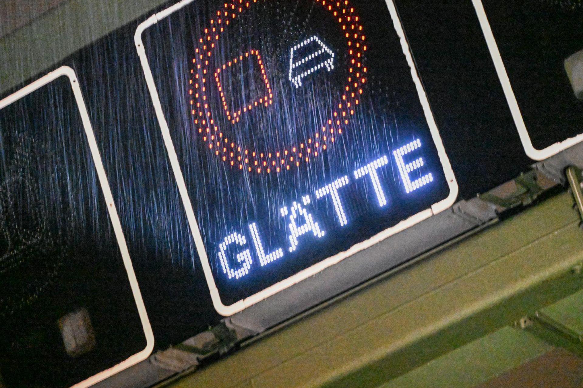 Der Deutsche Wetterdienst warnte am Montagmorgen vor Glatteisgefahr.  (Bild: Jason Tschepljakow/dpa)