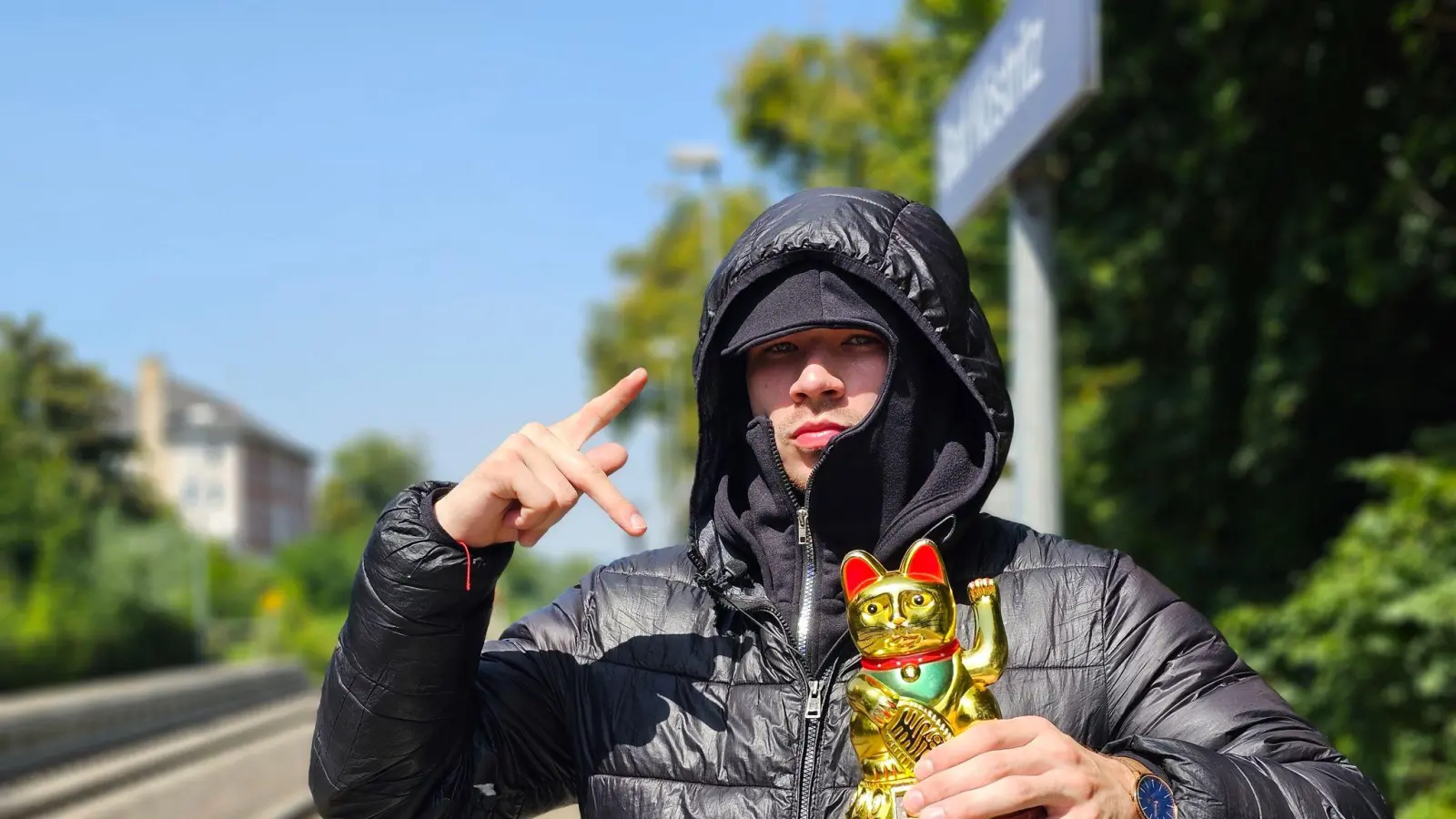 Fjodor Busik will mit Tiktok-Videos Aufmerksamkeit für Ostdeutschland erzeugen.  (Bild: Mike Müller/dpa)