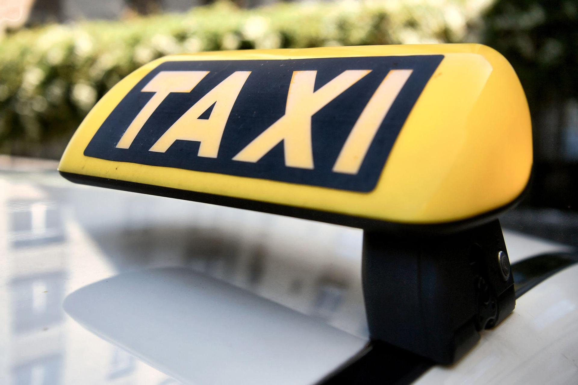 Eine 15-jährige Ambergerin zahlte ihre Taxifahrt nicht und muss sich nun wegen Leistungskreditbetrugs verantworten. (Bild: Paul Zinken/dpa)