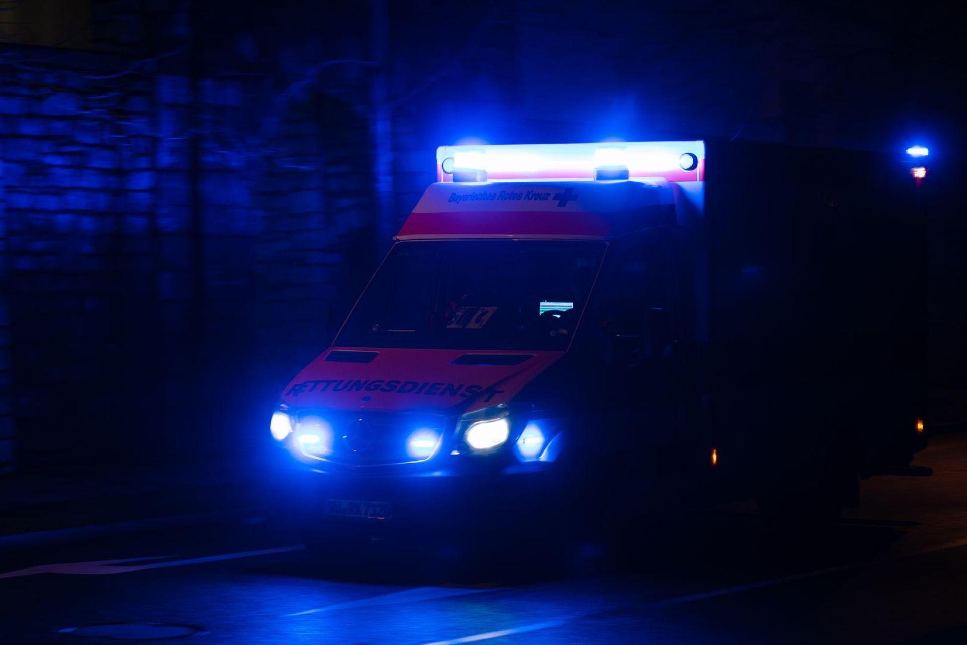 Ein Rettungswagen brachte den lebensgefährlich Verletzten ins Klinikum. (Symbolbild) (Bild: Nicolas Armer/dpa)