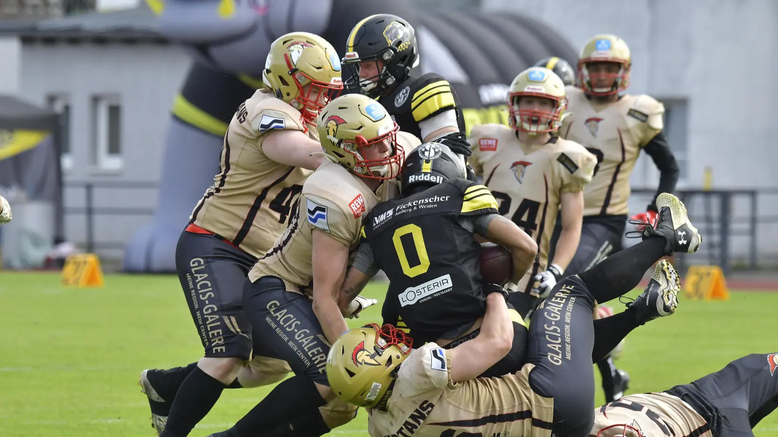 Mit den Neu-Ulm Spartans ist nicht zu spaßen. Das erfährt ein Spieler der Mad Bulldogs in dieser Szene am eigenen Leib.  (Bild: Hubert Ziegler)