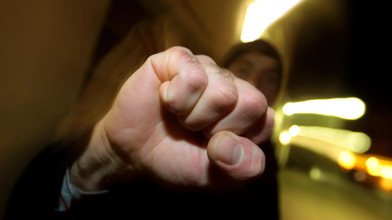 Nach einem körperlichen Angriff in der Sulzbach-Rosenberger Straße Schießstätte ermittelt die Polizei.  (Symbolbild: Karl-Josef Hildenbrand/dpa)