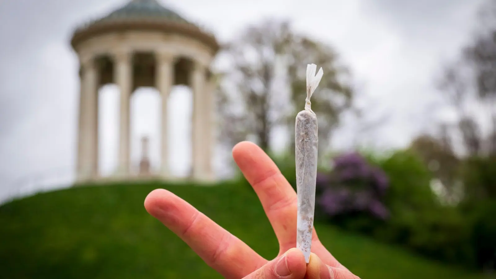Kiffen verboten? Darüber muss der Verwaltungsgerichtshof entscheiden. (Symbolfoto) (Bild: Peter Kneffel/dpa)