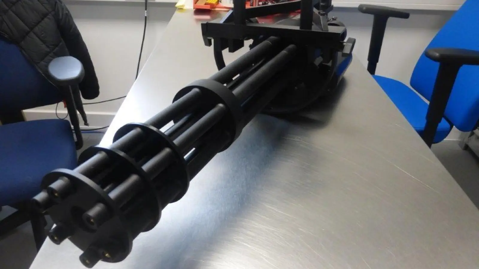 Das Zollamt Hof-Marktredwitz entdeckt in einem Paket aus Hongkong eine verbotene Softair-Waffe. Die Ermittlungen laufen. (Symbolbild: Hauptzollamt Regensburg)