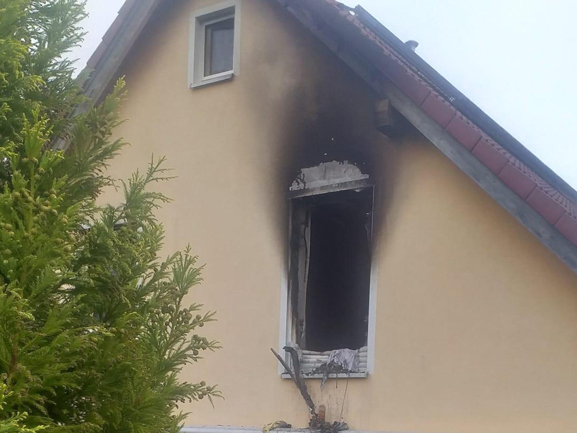 So sah es am Tag danach in dem Raigeringer Wohngebiet aus, in dem am Samstag, 7. Oktober, ein Feuer ausgebrochen war. Das Obergeschoss brannte komplett aus. (Bild: tk)