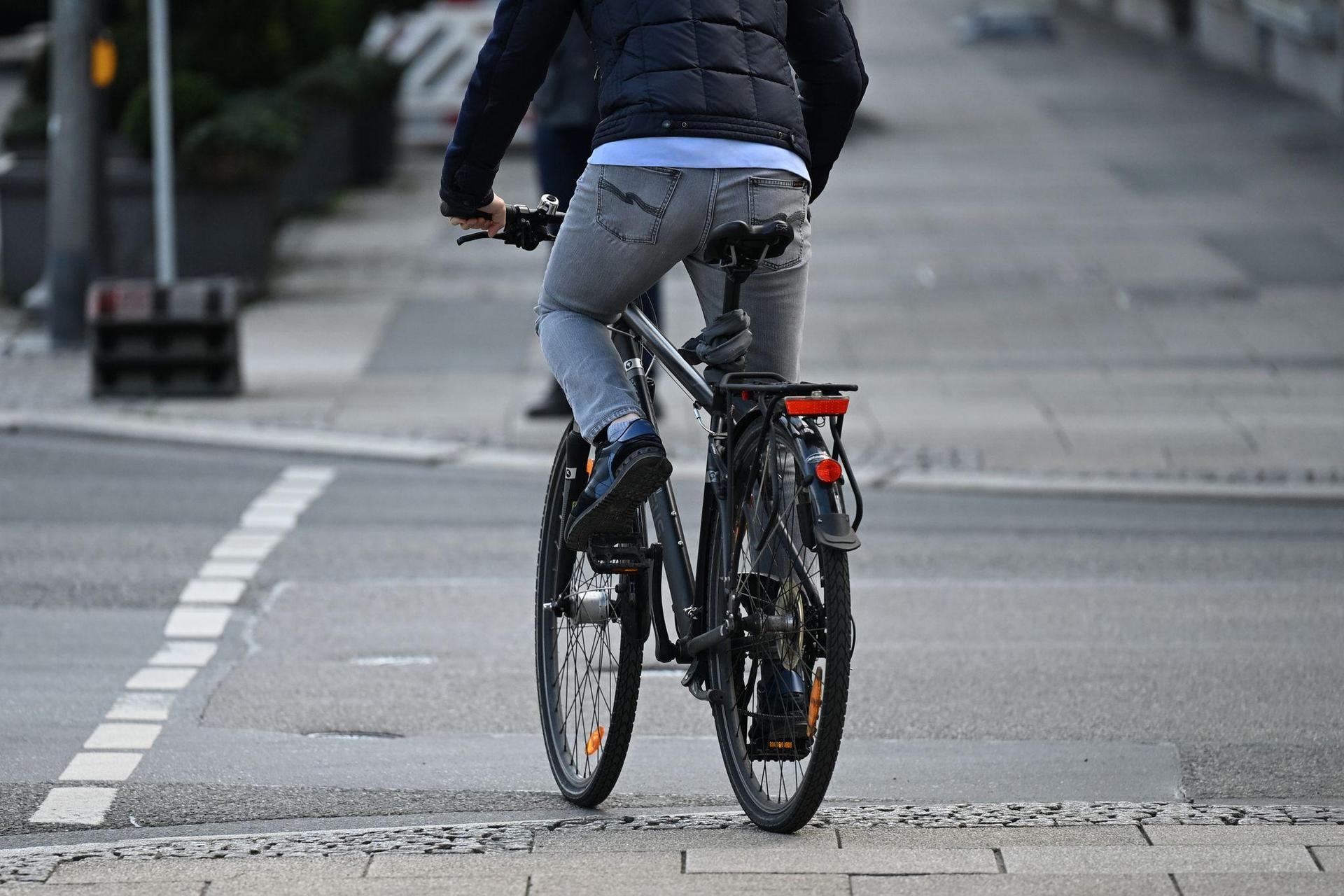 Ein Fahrradfahrer stürzt in Amberg und verletzt sich leicht. Der 34-Jährige kommt ins Krankenhaus. (Symbolbild: Michael Brandt/dpa)