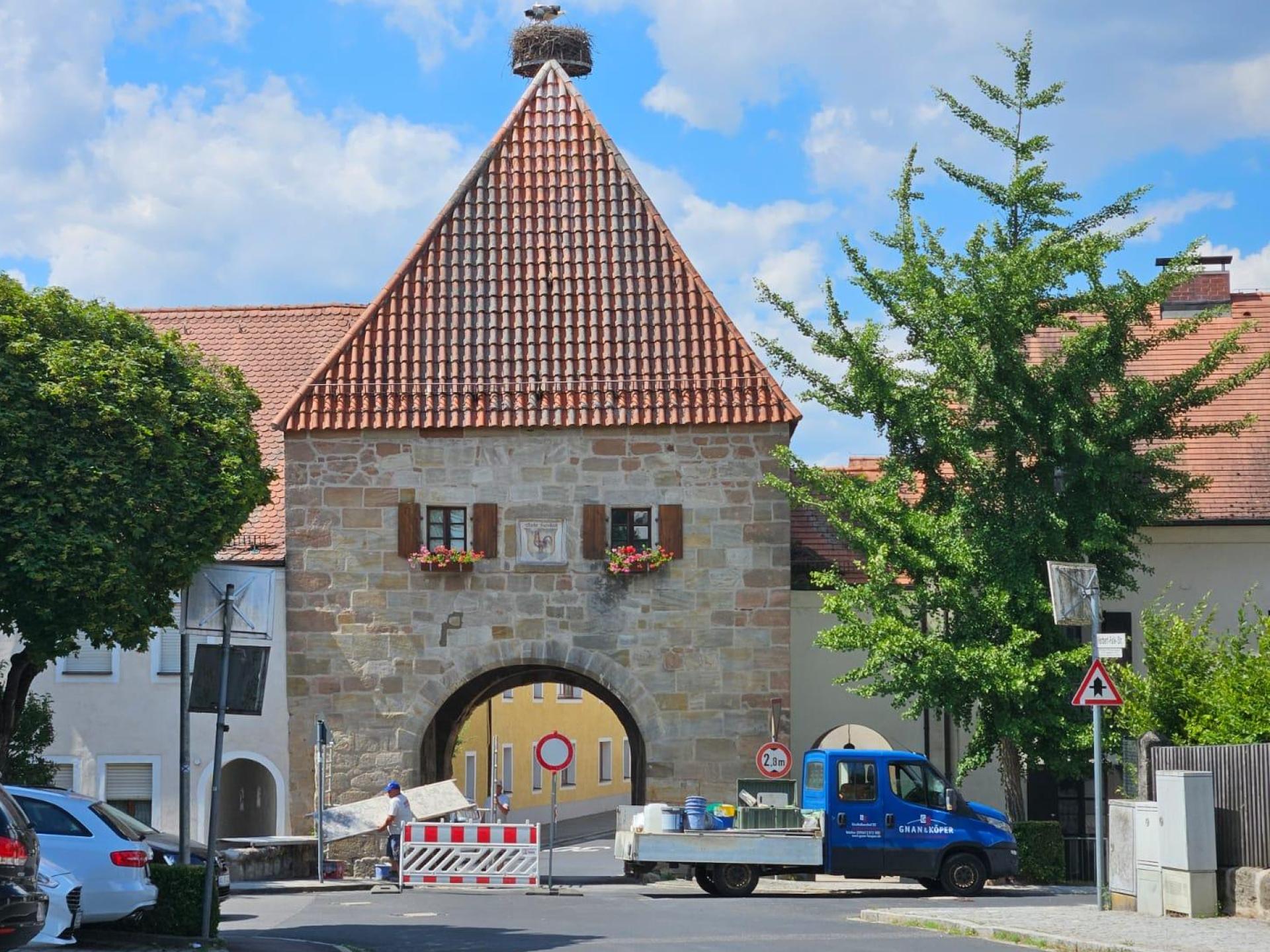 In einem Torbogen in Hahnbach ist am Mittwochnachmittag ein Traktor stecken geblieben. Am Donnerstag fanden kleiner Ausbesserungsarbeiten statt.  (Bild: Franziska Dotzler)