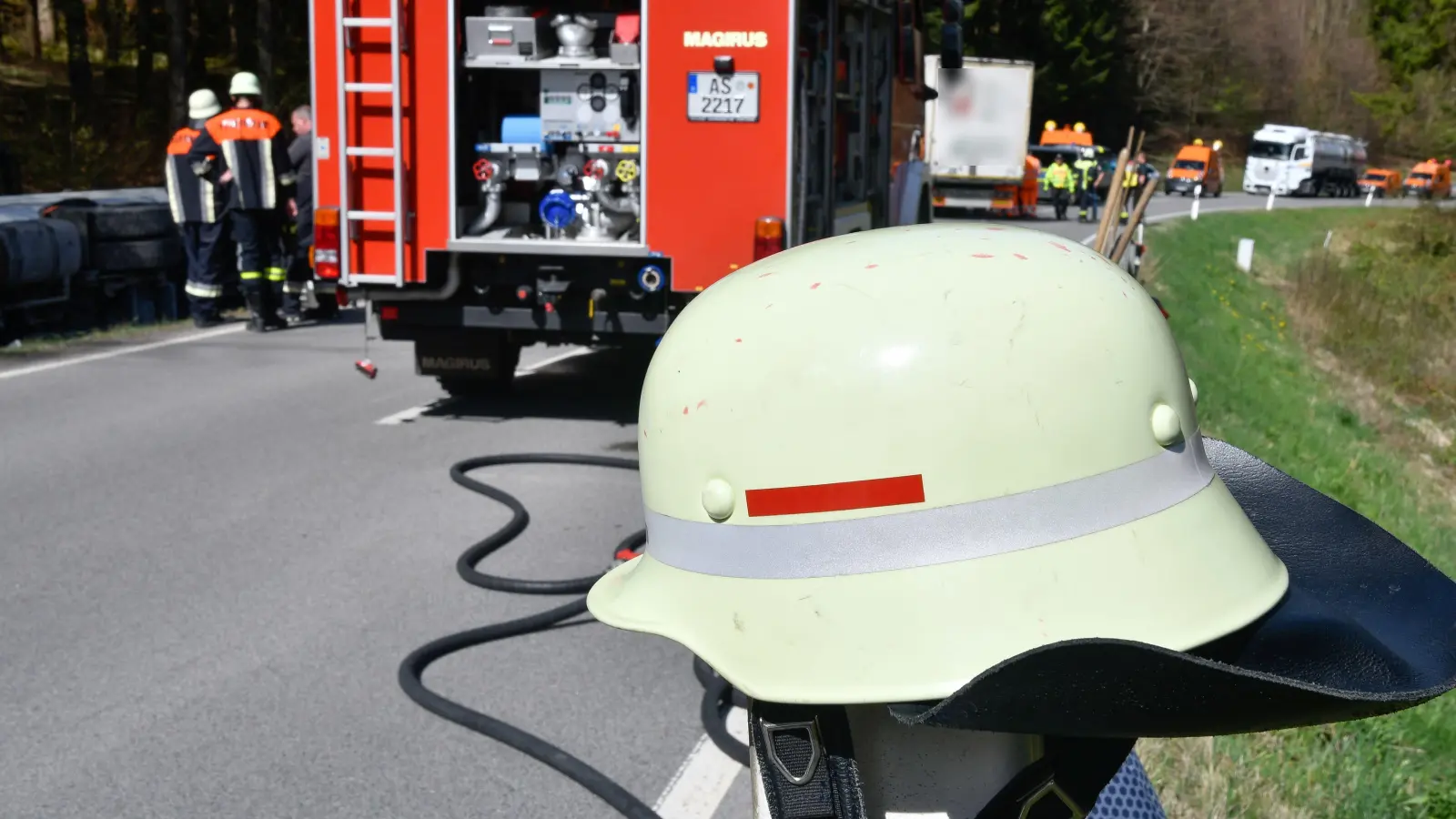 Zwei Lastwagen sind auf der B299 bei Ursensollen in einen Unfall verwickelt gewesen.  (Bild: Petra Hartl)
