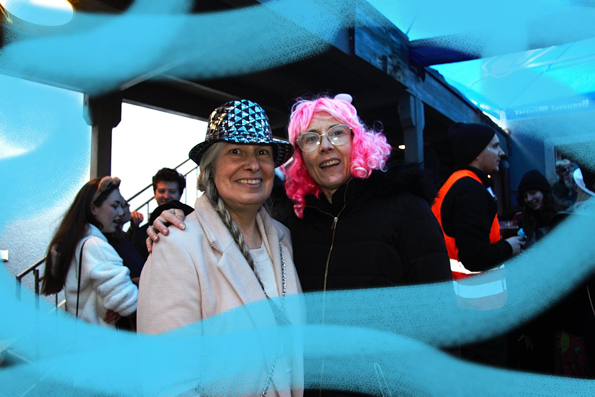 Das blaue Haus erfreute sich auch am Rosenmontag vieler vernarrter Besucher. (Bild: Marlin Nixdorf)