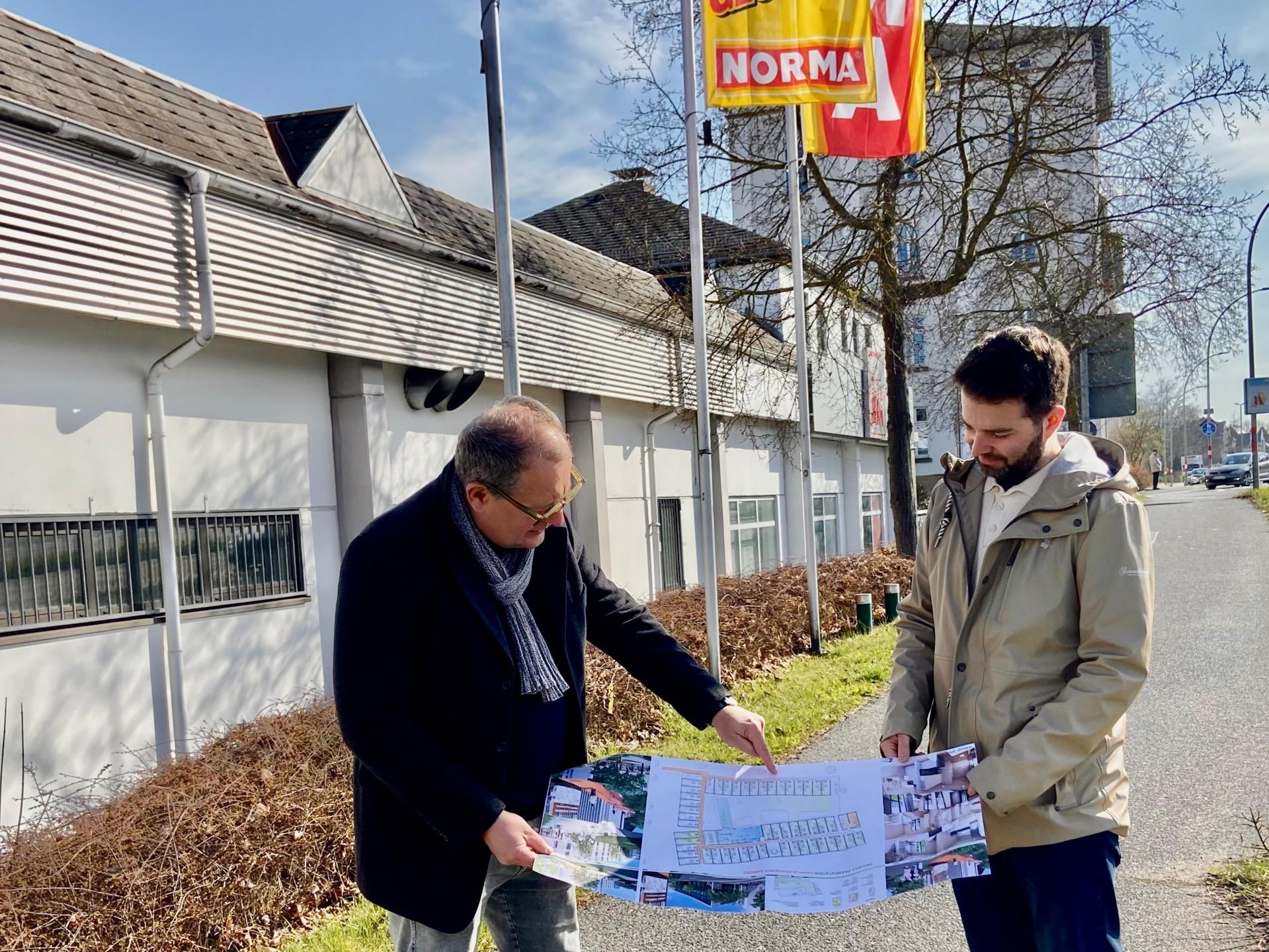 Architekt Georg Zunner (links) und AHS-Geschäftsführer Jonas Schwarzer bauen direkt neben der Amberger OTH ein Studentenwohnheim mit rund 200 Plätzen. Und zwar dort, wo heute Norma und Kik zu finden sind.  (Bild: Andreas Ascherl)