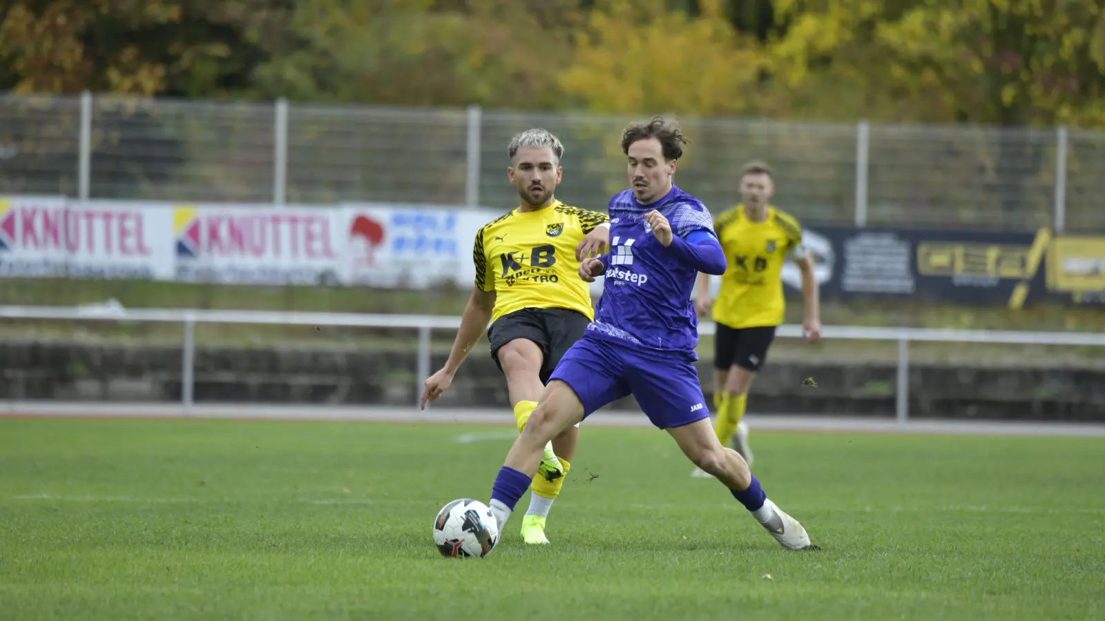 Kenen Muslimovic (gelbes Trikot) erzielte den zwischenzeitlichen 1:1-Ausgleich für den FC Amberg gegen Kareth-Lappersdorf. Am Ende musste sich die Mannschaft von Erkan Kara allerdings mit 1:4 geschlagen geben.  (Bild: Hubert Ziegler)