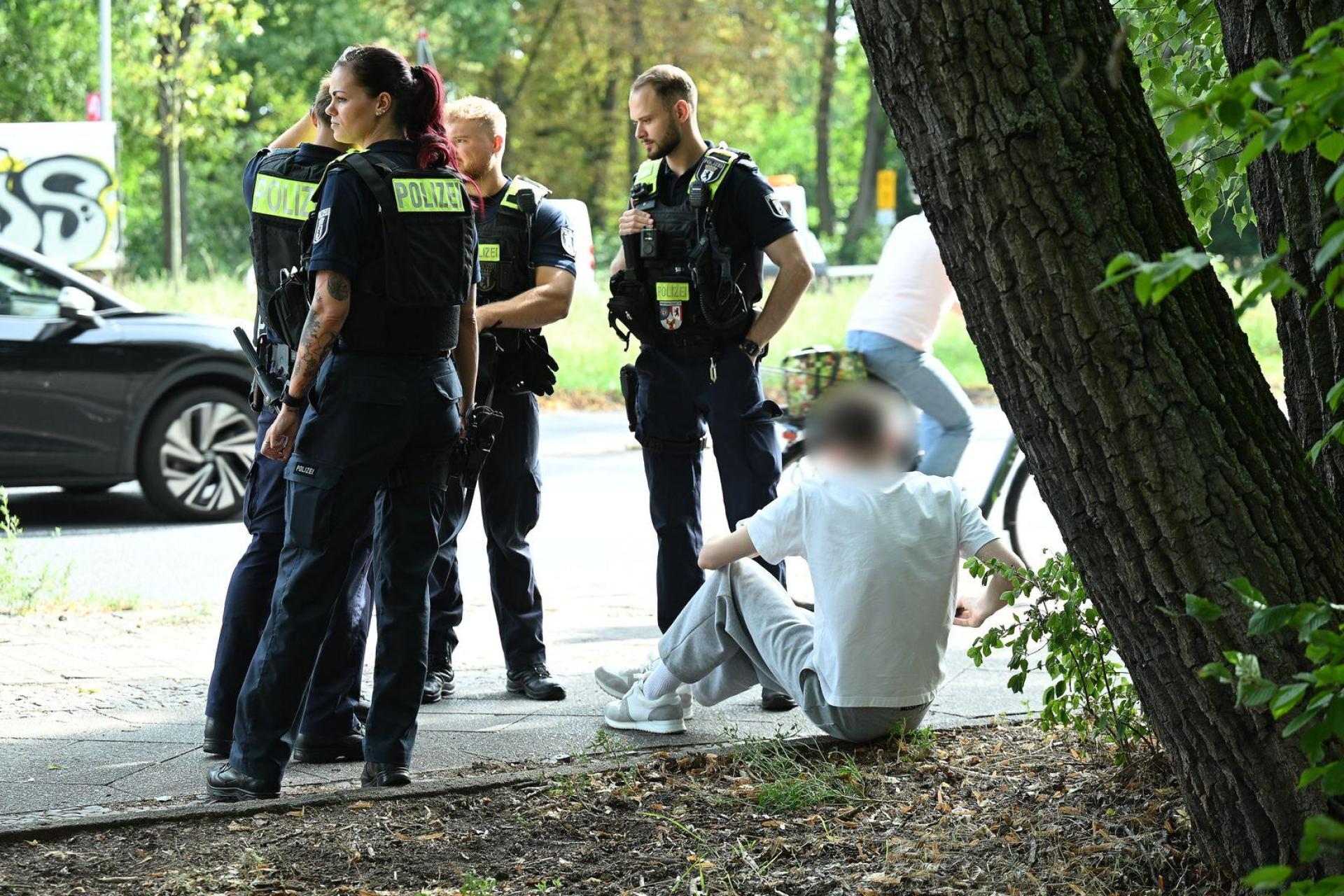 Polizisten stehen an der Unfallstelle.  (Bild: Annette Riedl/dpa)