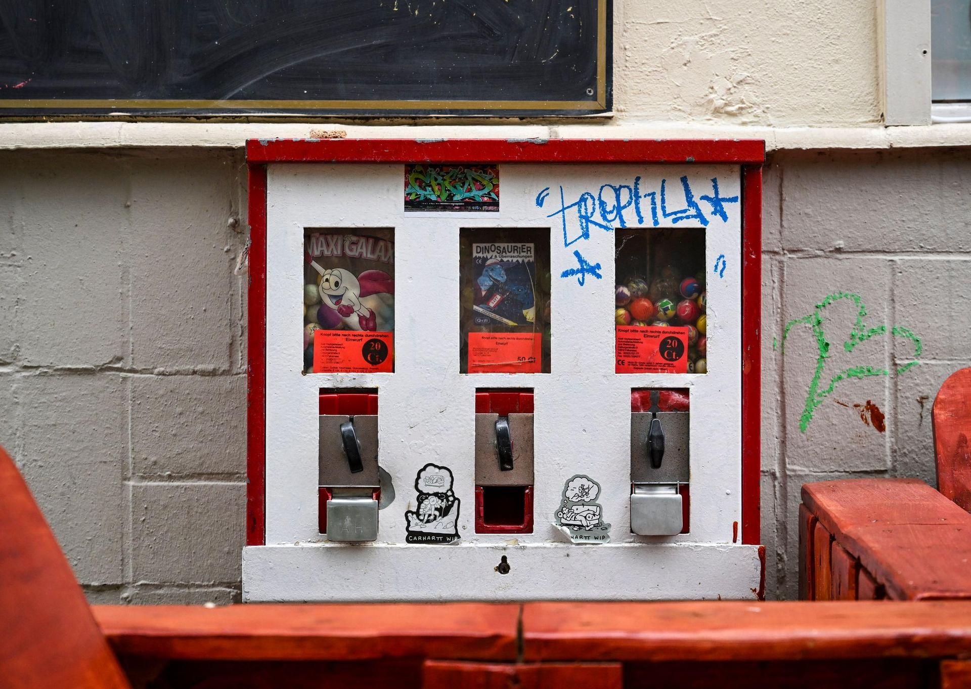 In Hirschau sprengten drei Männer einen Kaugummiautomaten mit Böllern. (Symbolbild: Jens Kalaene/dpa)