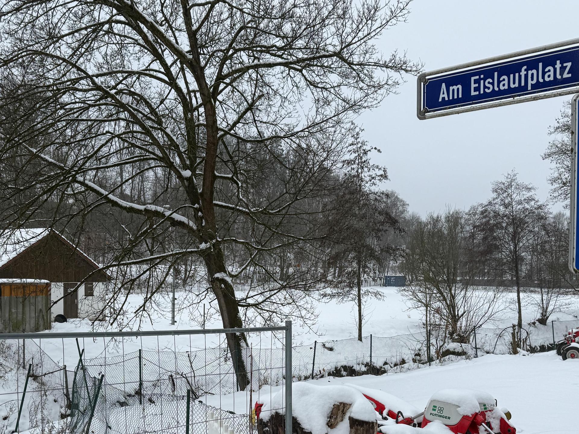 Weil der Neubau der Brücke über den Rosenbach vor Wintereinbruch nicht rechtzeitig fertig wurde, ist die Zufahrt mit dem Auto zum Eislaufplatz (im Hintergrund) bis Frühjahr nicht möglich – ein Grund von mehreren, warum es hier dieses Jahr erneut keinen Eislaufbetrieb gibt. (Bild: Petra Hartl)