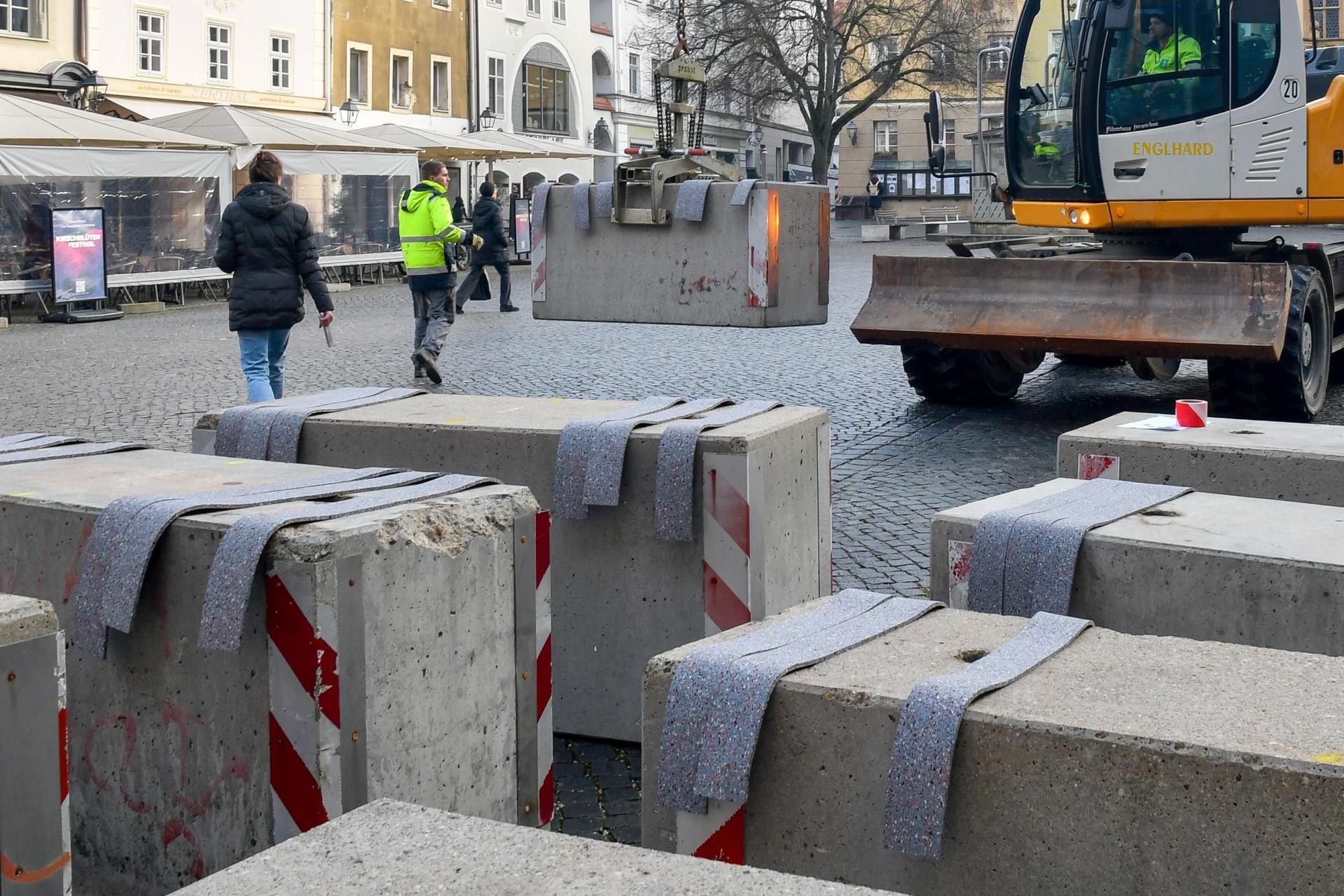 Um die Sicherheit der Feiernden zu gewährleisten, werden wieder - wie bereits 2025 - Betonelemente bei den Zufahrtsstraßen zum Marktplatz in Amberg aufgestellt. (Archivbild: Petra Hartl)