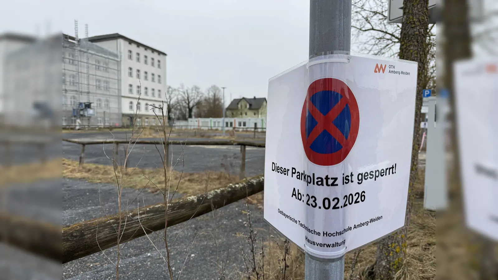 Der Schotterparkplatz bei der OTH in Amberg ist gesperrt. (Bild: Heike Unger)