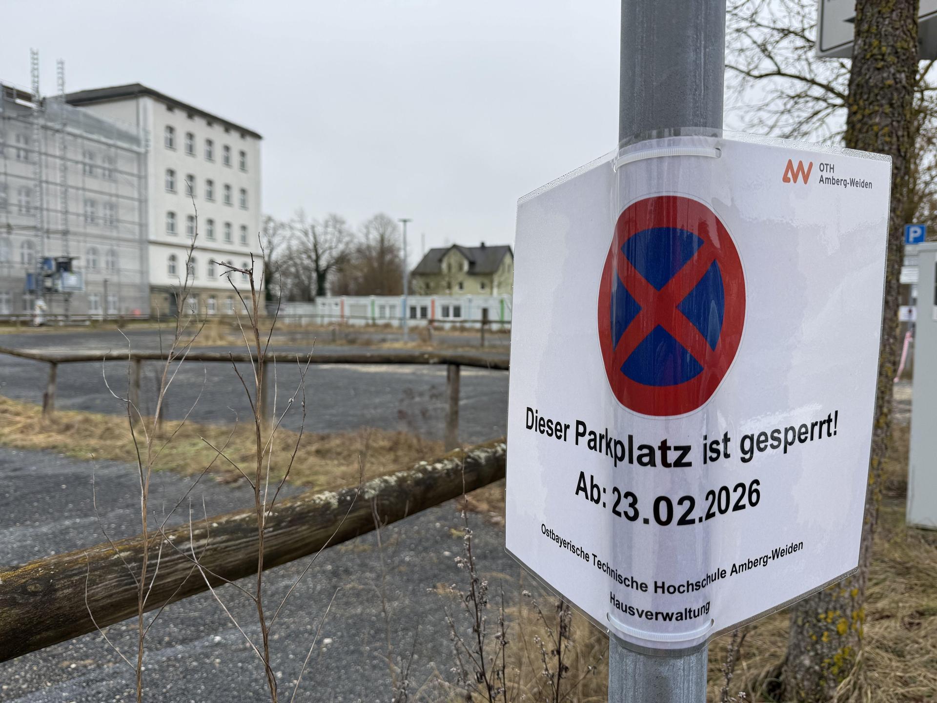 Der Schotterparkplatz bei der OTH in Amberg ist gesperrt. (Bild: Heike Unger)