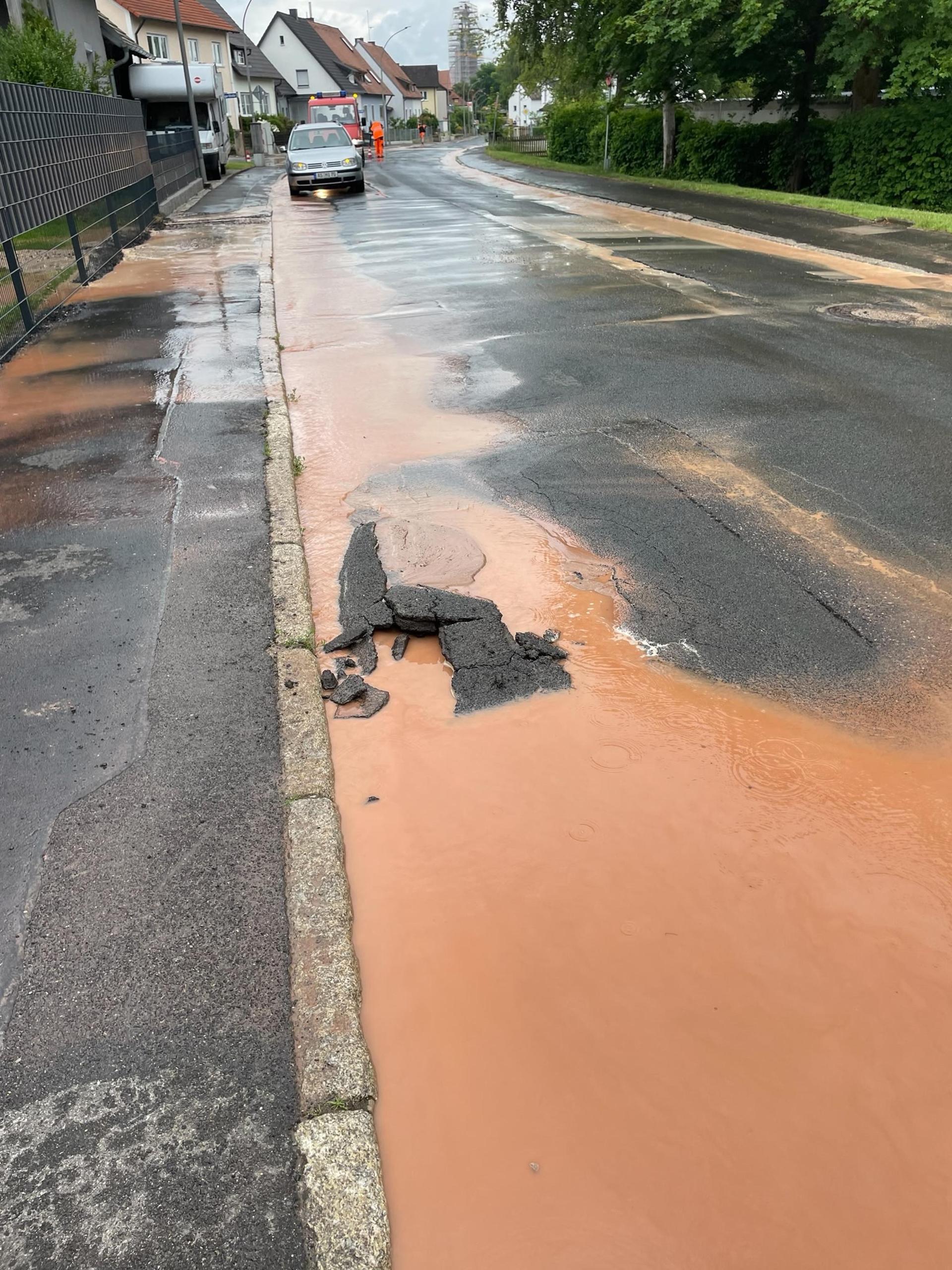 Die Schönbrunner Straße in Hirschau nach dem Wasserrohrbruch am Donnerstagmorgen.  (Bild: Roland Siegler  )