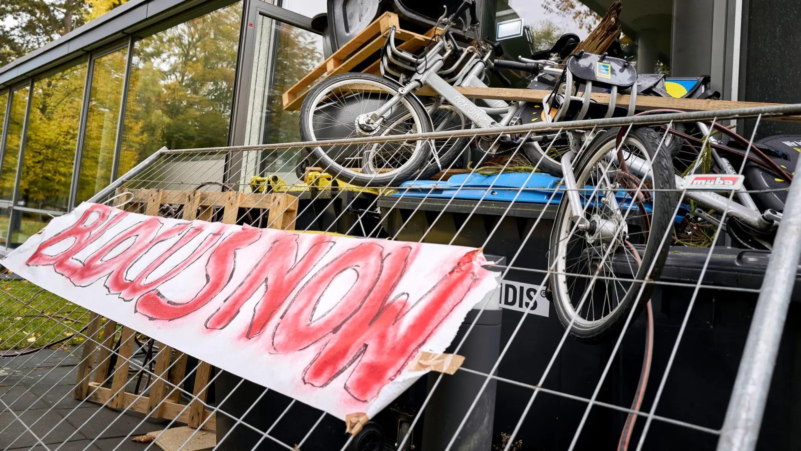 Studentinnen und Studenten blockierten am Mittwoch das Otto-Suhr-Institut der Freien Universität Berlin, um sich gegen Aufrüstung und Sozialkürzungen zu stellen. Die Aktion wurde von der Initiative „Gen Z regelt“ organisiert.  (Bild: Michael Ukas/dpa)