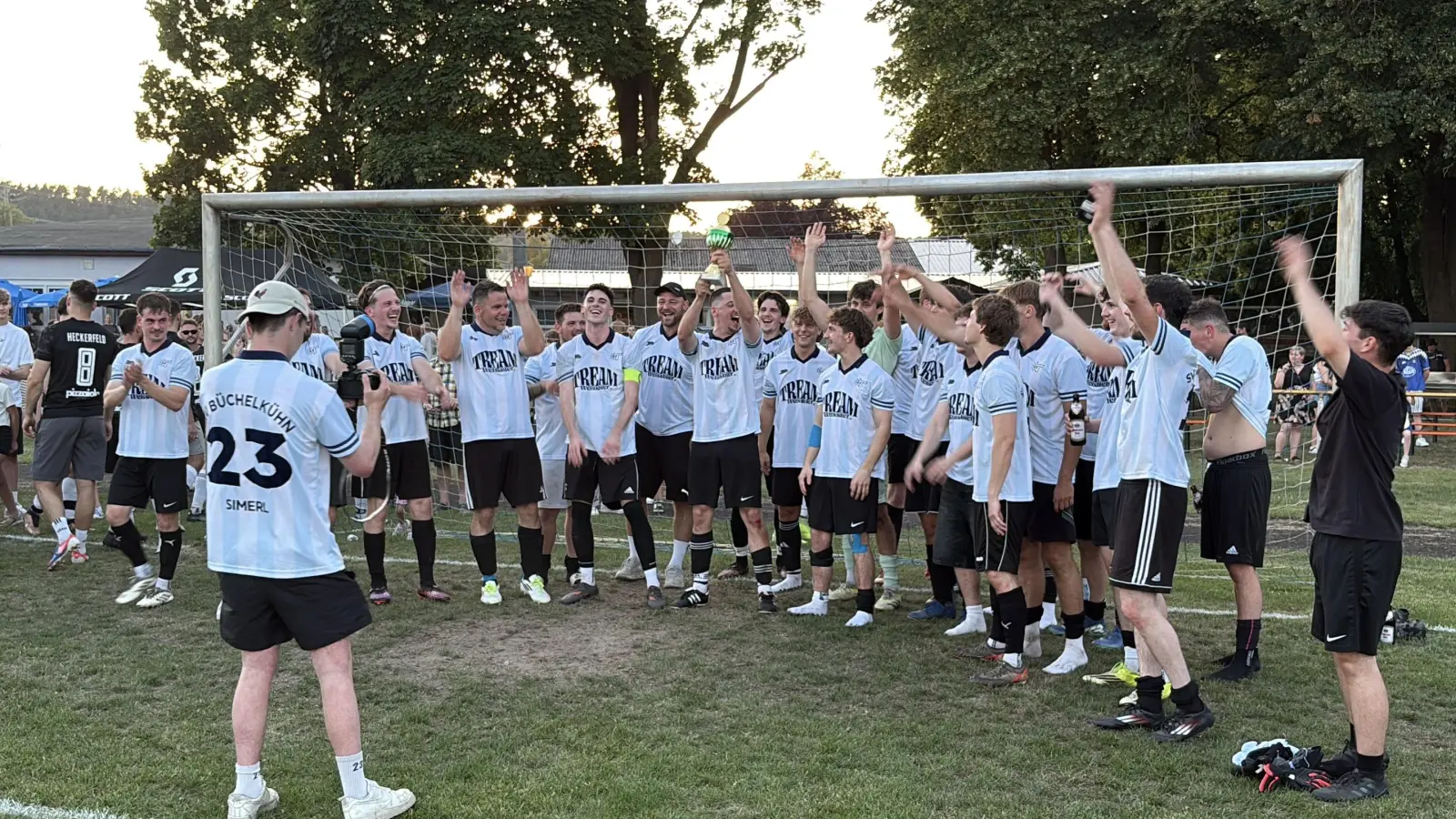 Tream feiert mit dem Pokal in der Hand. (Bild: Lukas Büchold)