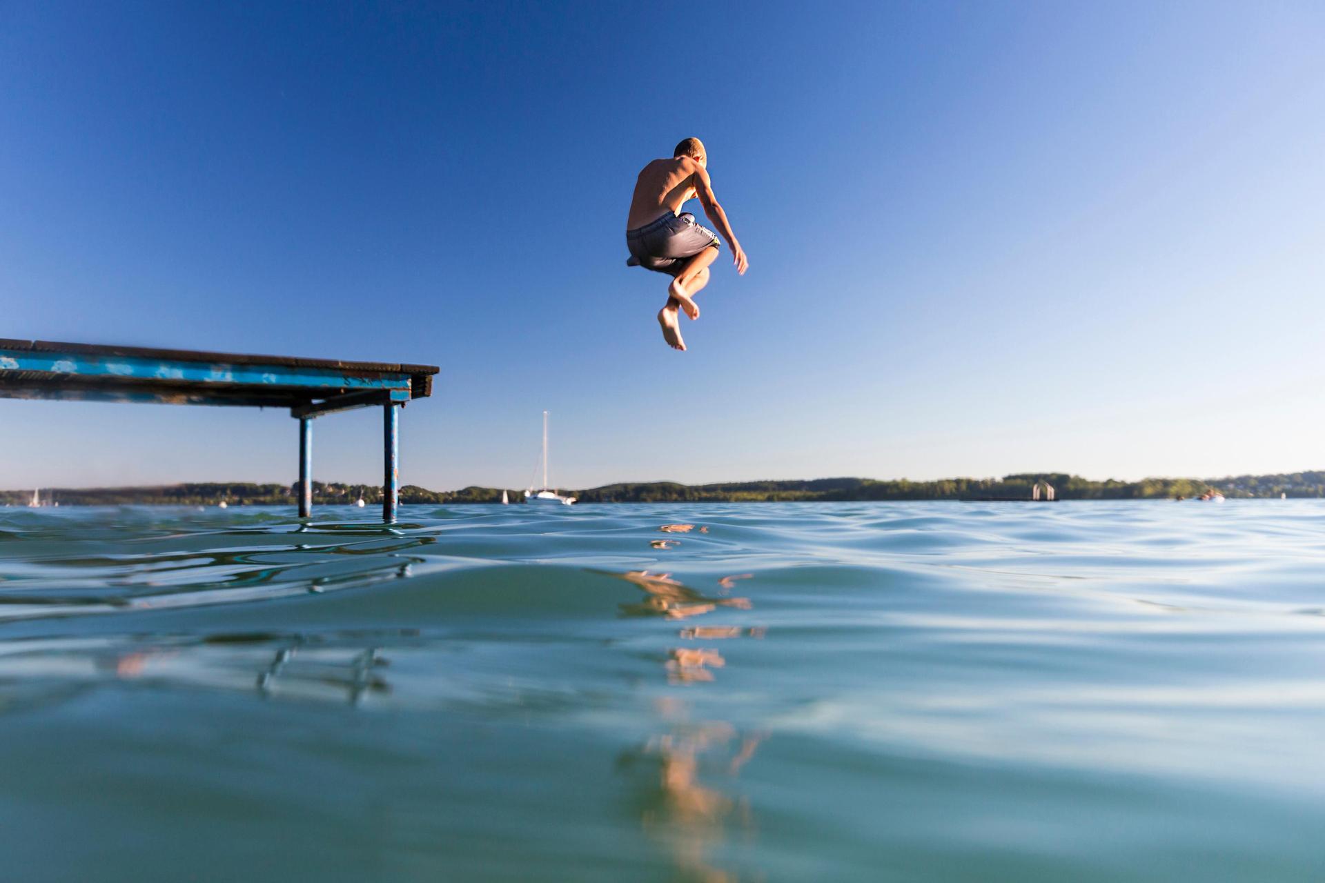 Vor dem Springen bitte abkühlen und checken, ob ihr springen dürft! (Bild: adobe/Sebastian Rothe/mmphoto)
