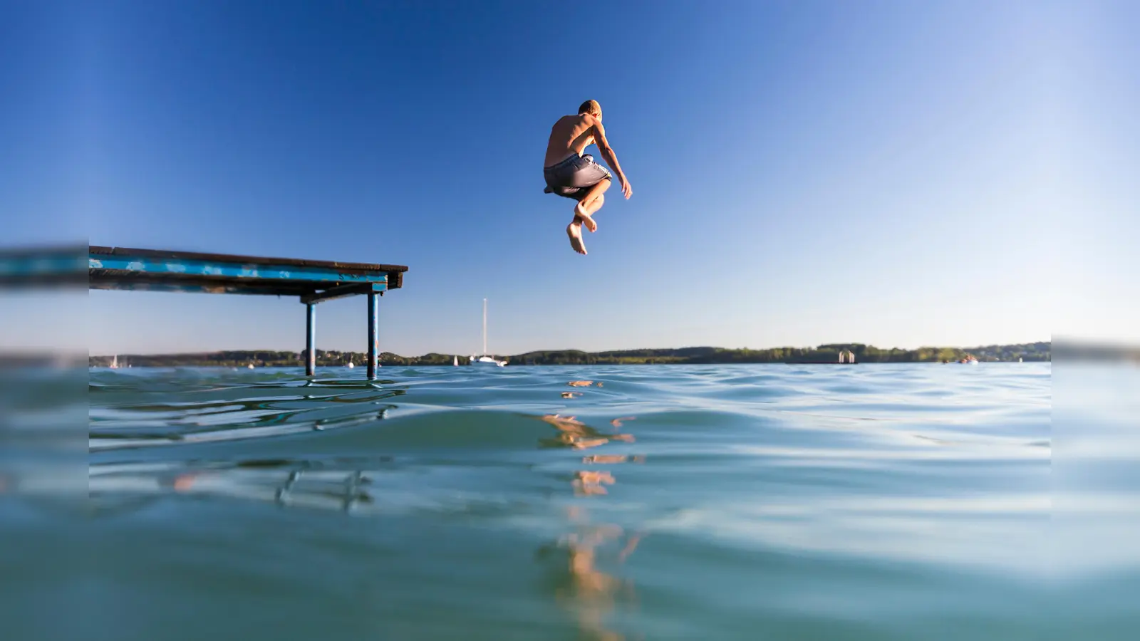 Vor dem Springen bitte abkühlen und checken, ob ihr springen dürft! (Bild: adobe/Sebastian Rothe/mmphoto)