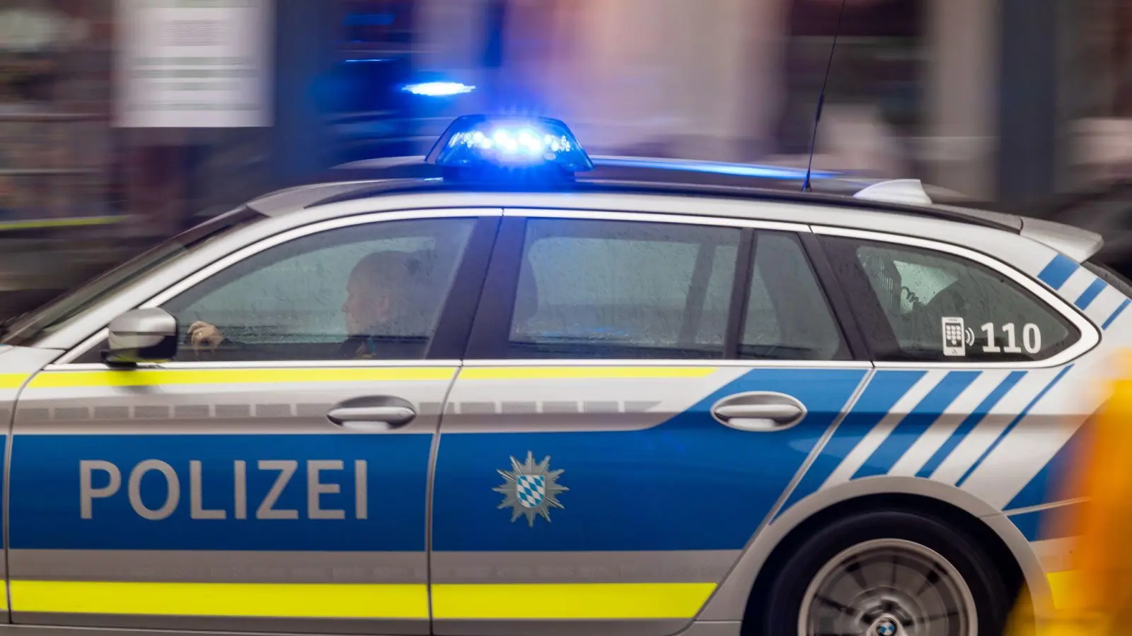 Die Polizei sperrt die Fahrbahn in Fahrtrichtung Osten. (Symbolbild: Peter Kneffel/dpa)