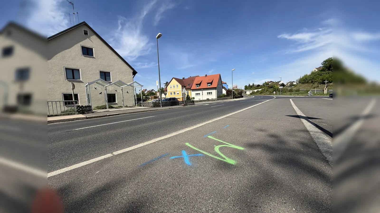 „M” steht für Muffe. Hier, am Gehsteig gegenüber der Polizeistation Vilseck (links), muss aufgegraben werden. (Bild: upl)