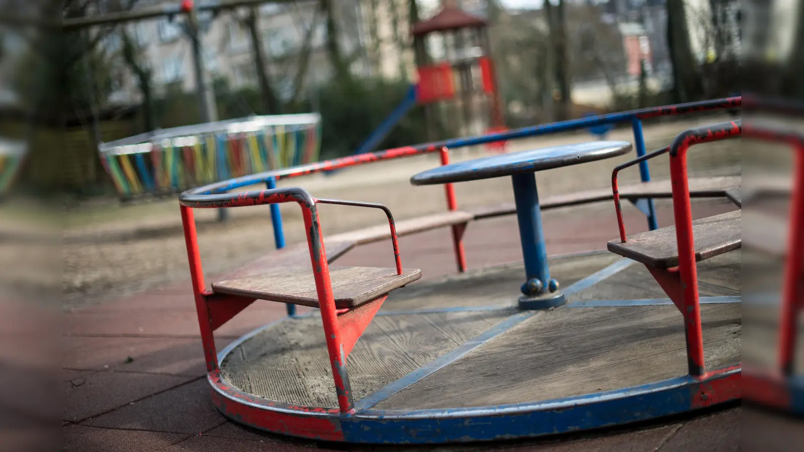 Ein sechsjähriges Mädchen hat sich auf einem Spielplatz in Amberg schwer verletzt, als es mit dem Schuh an einem Karussell hängen blieb. (Symbolbild: Marius Becker/dpa)