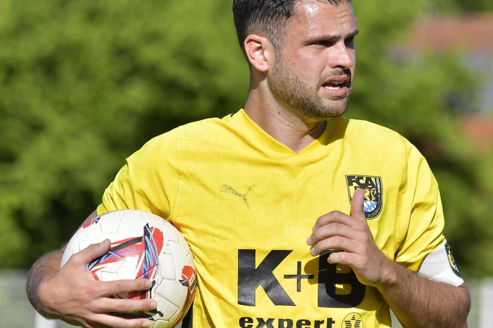 Maximilian Witzel wechselt zur neuen Saison vom FC Amberg zurück zum 1. FC Neukirchen. (Bild: Hubert Ziegler)