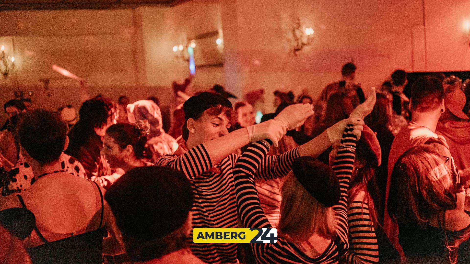 Hexen und Narren waren am Donnerstag auch im Casino unterwegs. (Bild: Mario Donhauser)