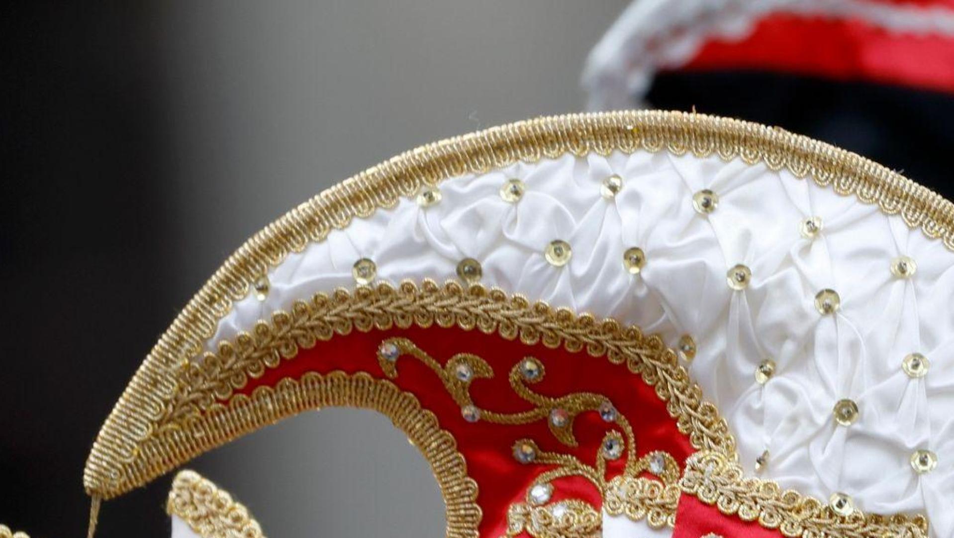 Zum Auftakt der Faschingssaison finden im Landkreis Amberg-Sulzbach wieder einige Faschingsbälle statt. (Bild: Heiko Becker/dpa)