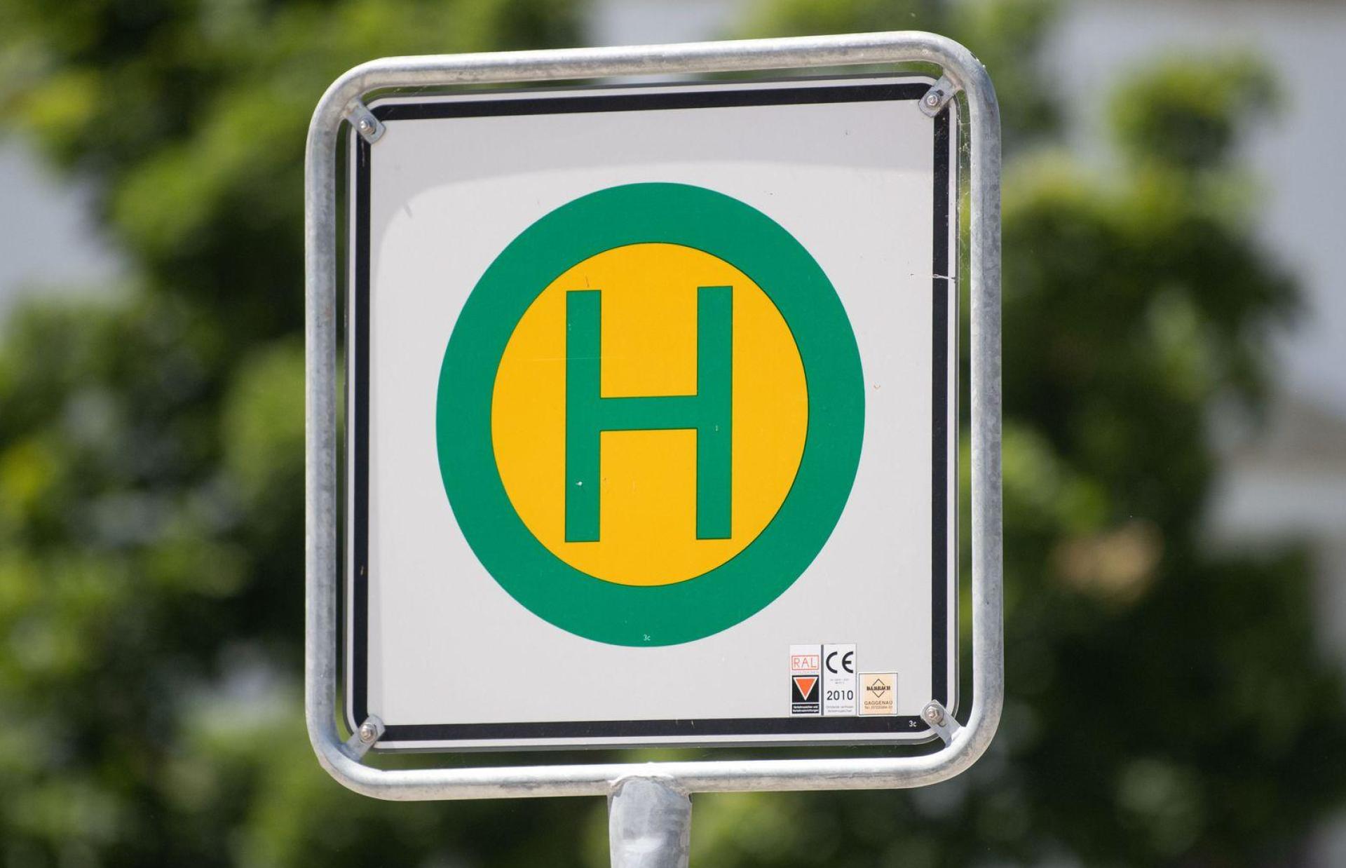 Während der Lintacher Kirwa müssen Fahrgäste der Buslinie 459 eine Ersatzhaltestelle nutzen. (Symbolbild: Marijan Murat/dpa)