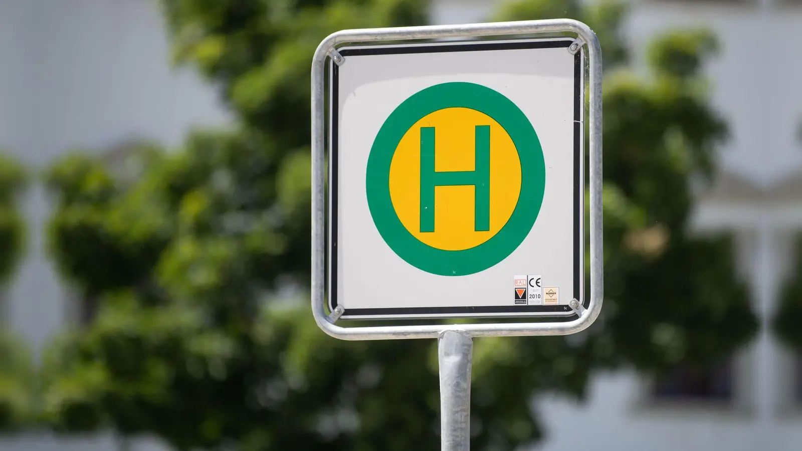 Zwischen 17. und 24. April wird eine Bushaltestelle in Vilseck nicht angefahren. (Symbolbild: Marijan Murat/dpa)