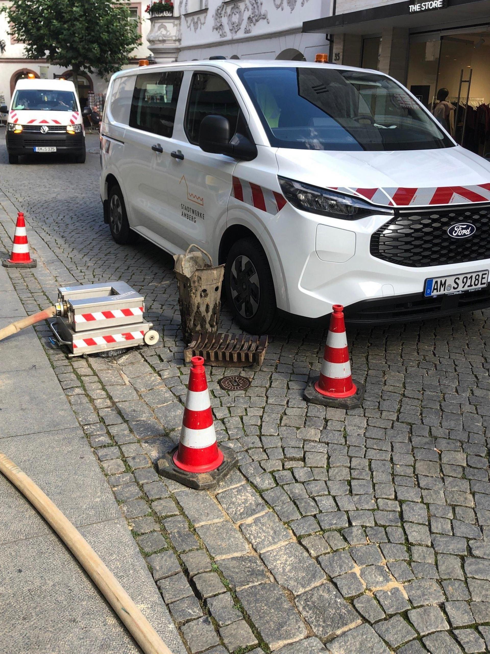 2026 gibt es wieder Baumaßnahmen, mit denen die Stadtwerke Amberg zur sicheren Versorgung mit Strom, Gas und Wasser beitragen – ab sofort geht es los und in der einen oder anderen Straße finden Anwohner das Stadtwerke Amberg-Team damit die Netzsicherheit in der Zukunft auch möglichst sicher ist  (Bild: Jürgen Brunner)