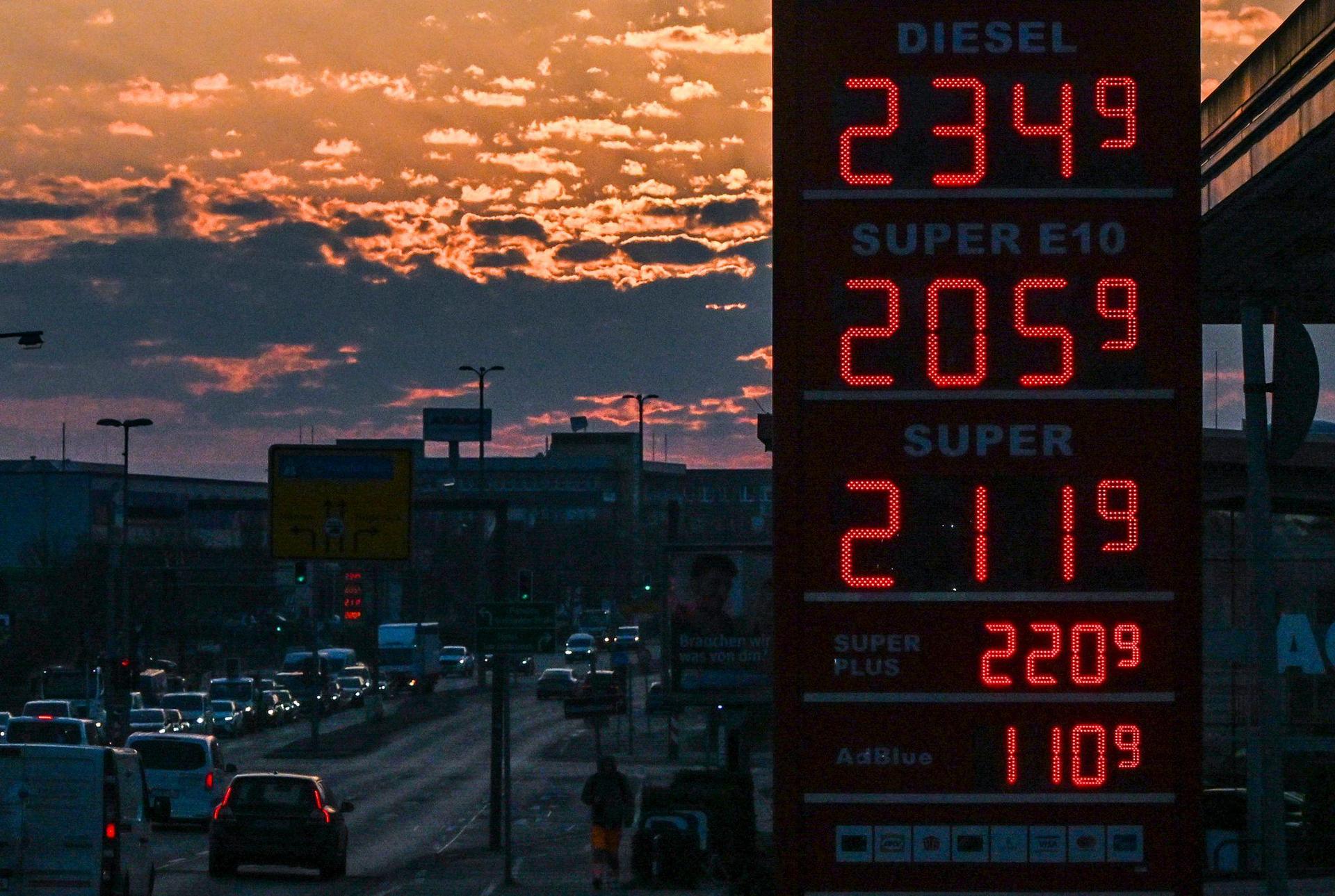 Tanken wird immer teurer - Diesel ist nur noch minimal vom Allzeithoch entfernt.  (Bild: Jens Kalaene/dpa)