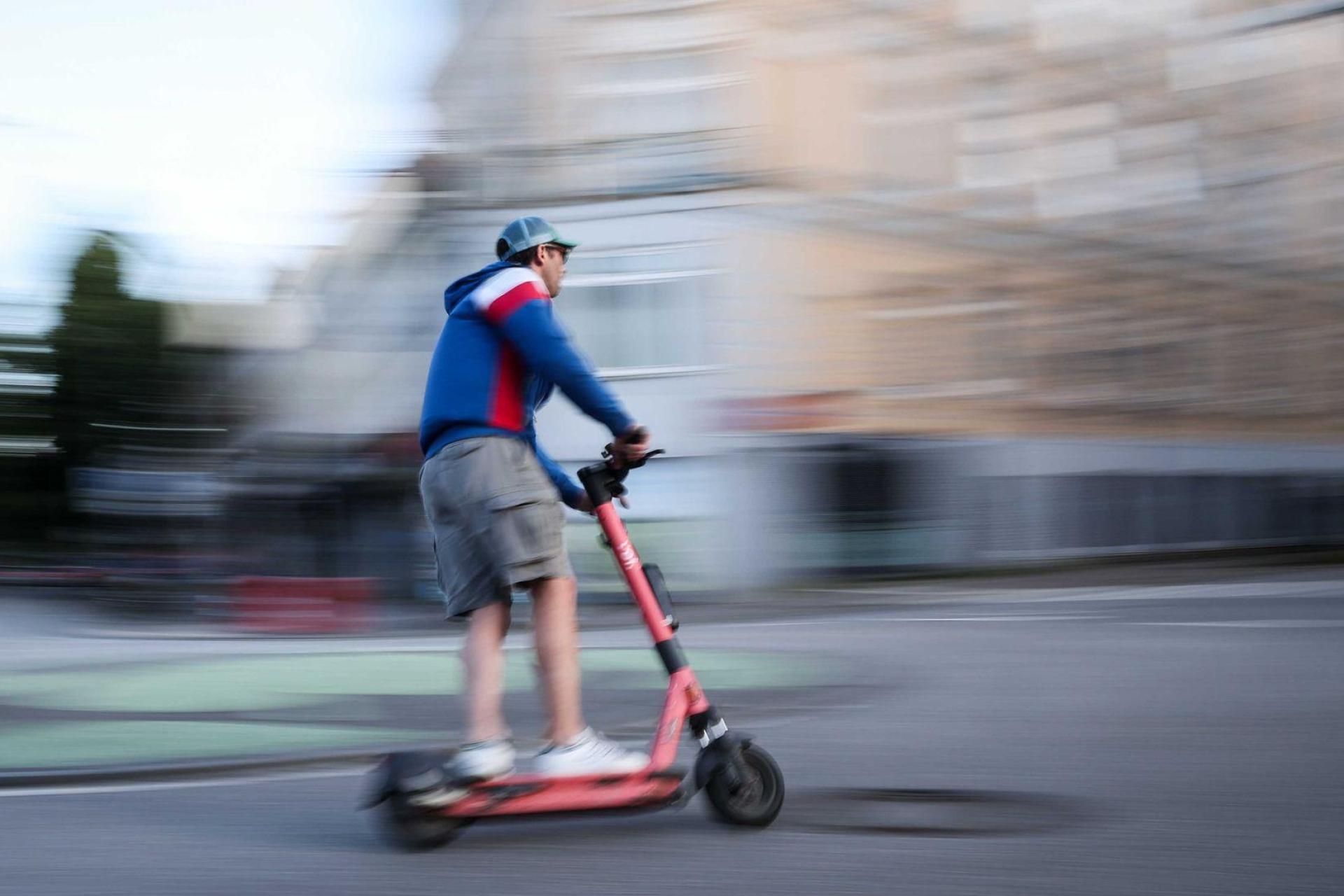 Die Zahl der E-Scooter-Unfälle ist stark gestiegen. Betroffen sind laut Fachleute vor allem Jugendliche und junge Erwachsene. (Archivbild) (Bild: Christian Charisius/dpa)