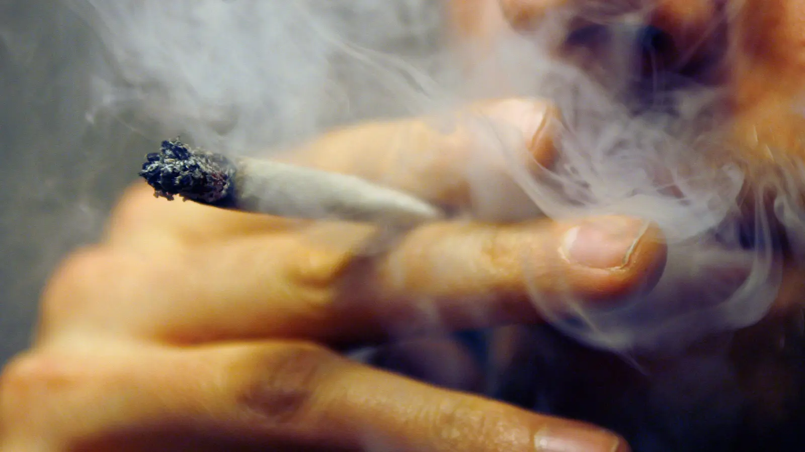 Zwei Mal an einem Tag erwischten Polizeibeamte einen 23-jährigen Schwandorfer, der unter Drogeneinfluss mit seinem E-Scooter unterwegs war.  (Symbolbild: Daniel Karmann/dpa)