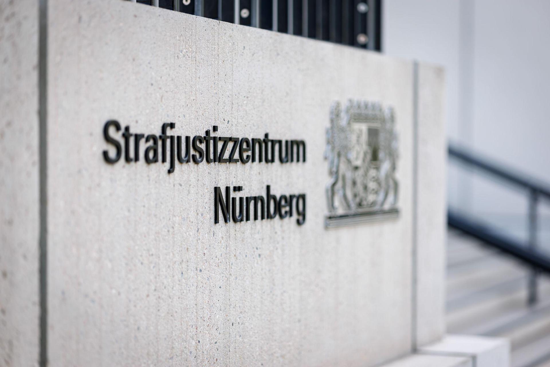 In Nürnberg endete der Prozess gegen Heranwachsende wegen des Handels mit Waffen und Drogen. (Symbolbild) (Bild: Daniel Karmann/dpa)