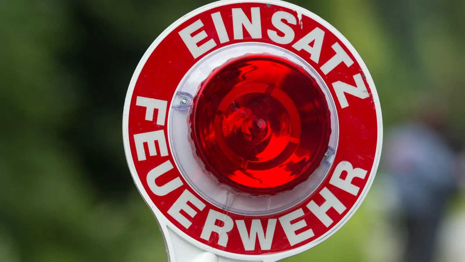 Ein Brand in einer Fabrikhalle in Sulzbach-Rosenberg löst am Montag einen Großeinsatz der Feuerwehr aus. Ein technischer Defekt wird als Ursache vermutet. (Symbolbild: Armin Weigel/dpa)